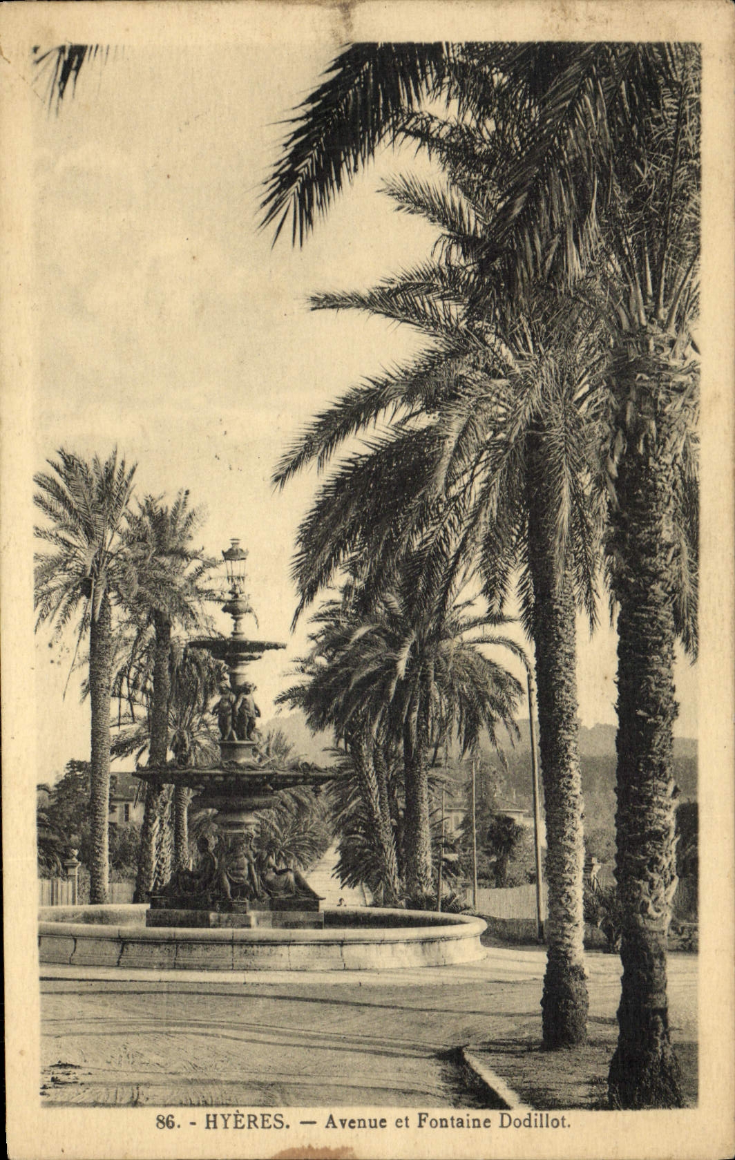 Avenida y Fontaine Dodillot de Hyeres de la POSTAL de la VENDIMIA