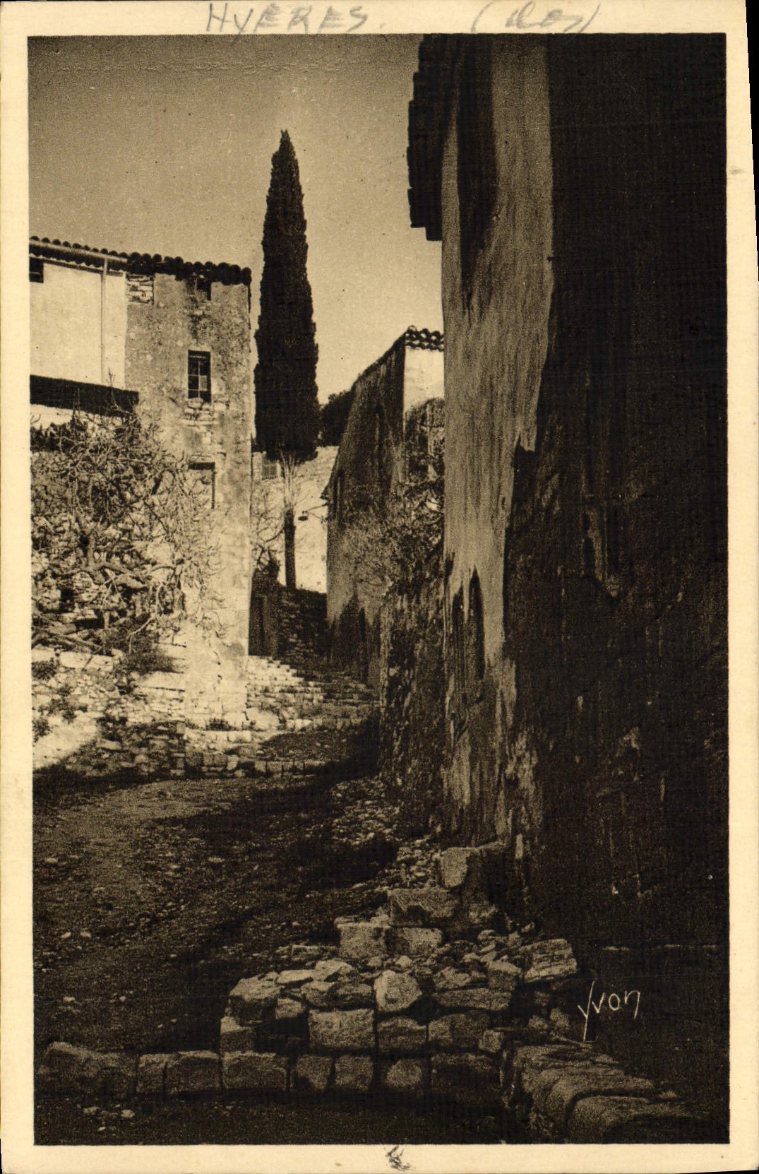 CPA Hyeres Cote D'Azur Vieille rue et vieilles maisons 