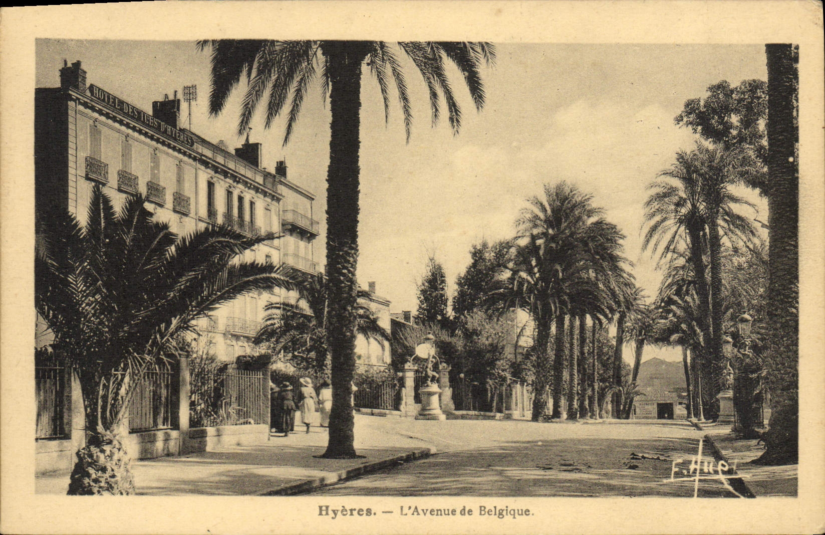CPA Hyeres L'Avenue de Belgique
