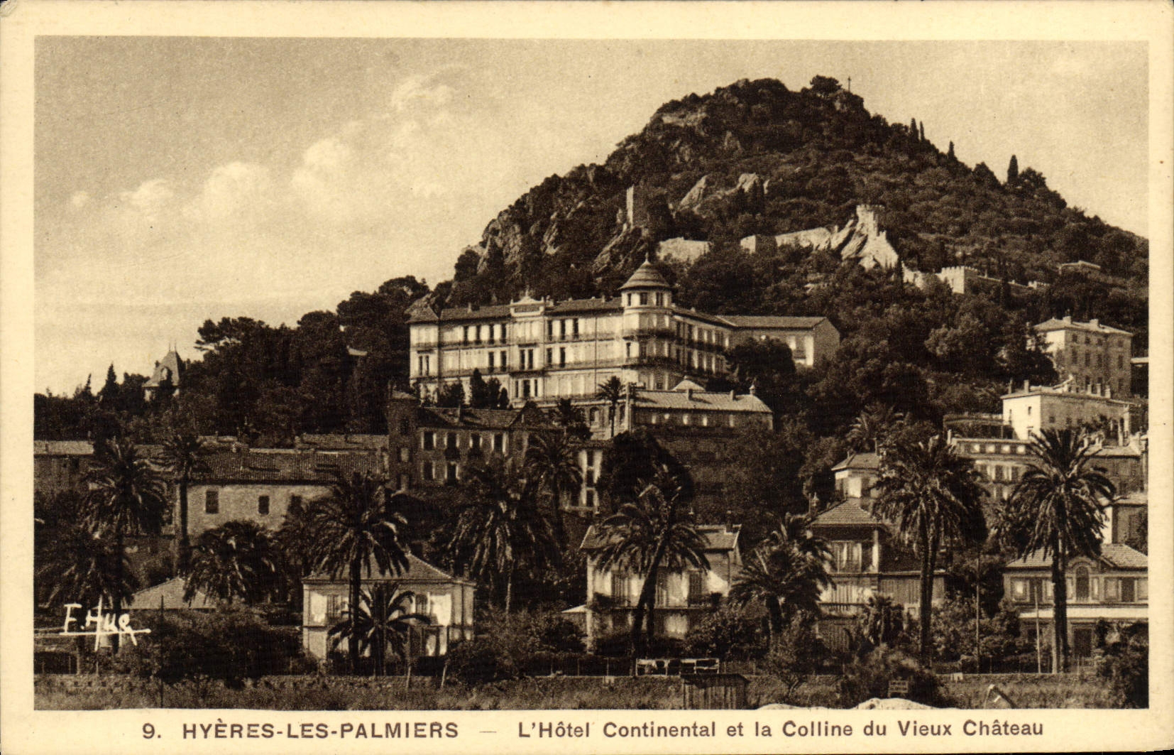 CPA Hyeres Les Palmiers L'Hotel Continental et la Colline du Vieux chateau
