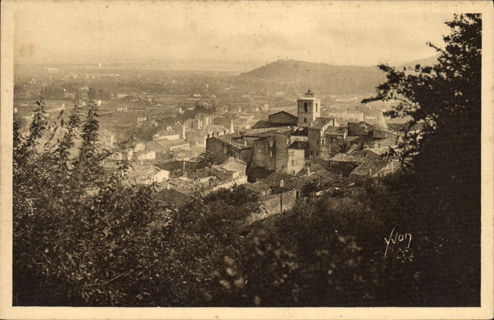 POSTAL Hyeres de la VENDIMIA la iglesia de San Pablo y la ciudad vieja