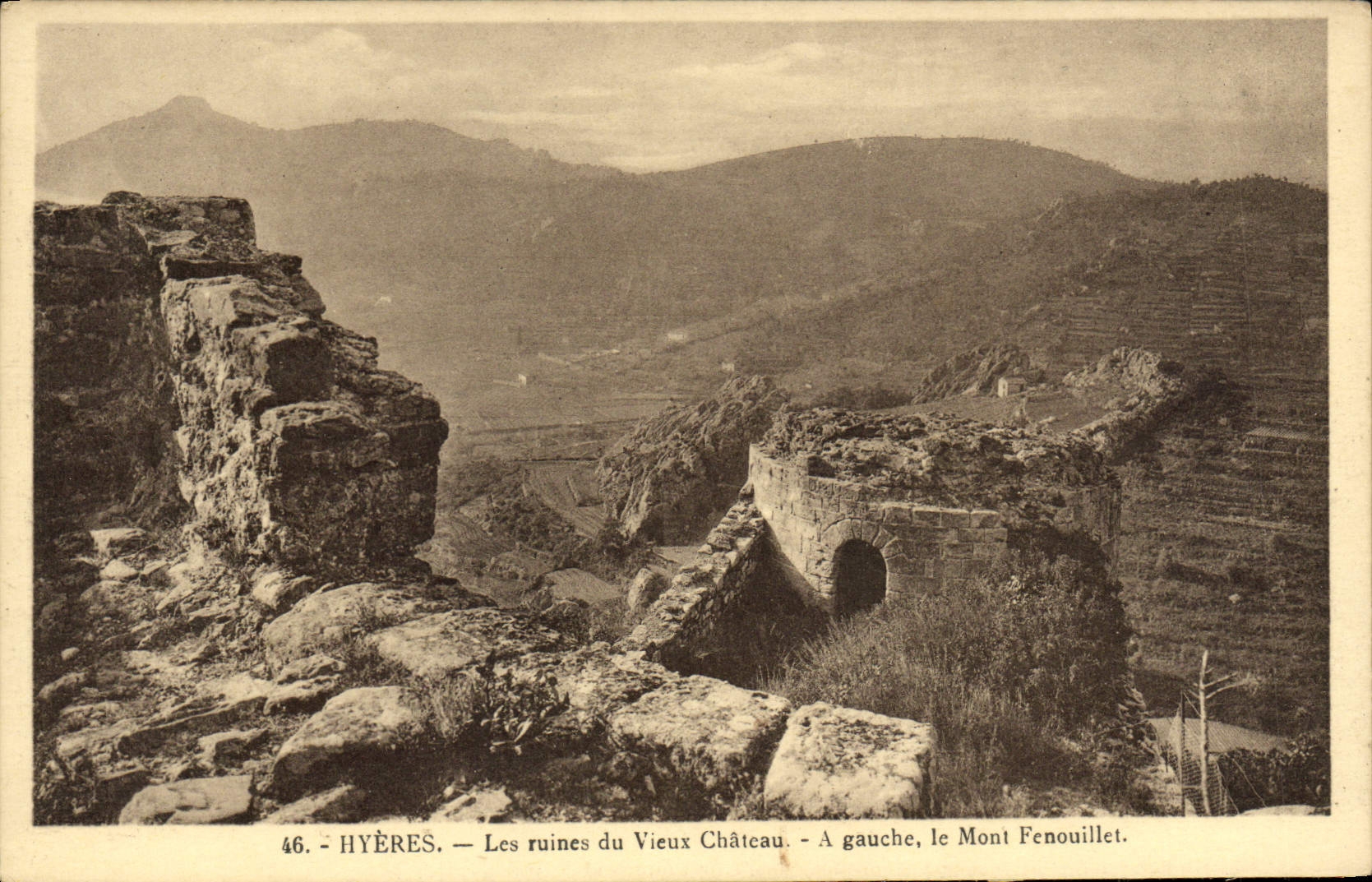 CPA Hyeres Les ruines du Vieux Chateau A gauche Le Motn Fenouillet