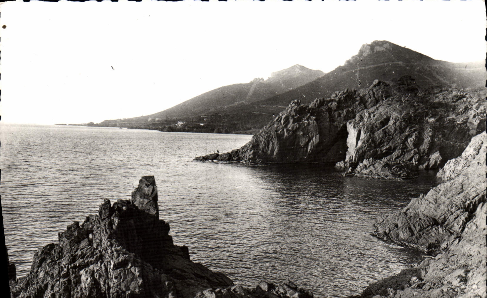 POSTAL de la VENDIMIA las rocas rojas de la cornisa del oro de Esterel