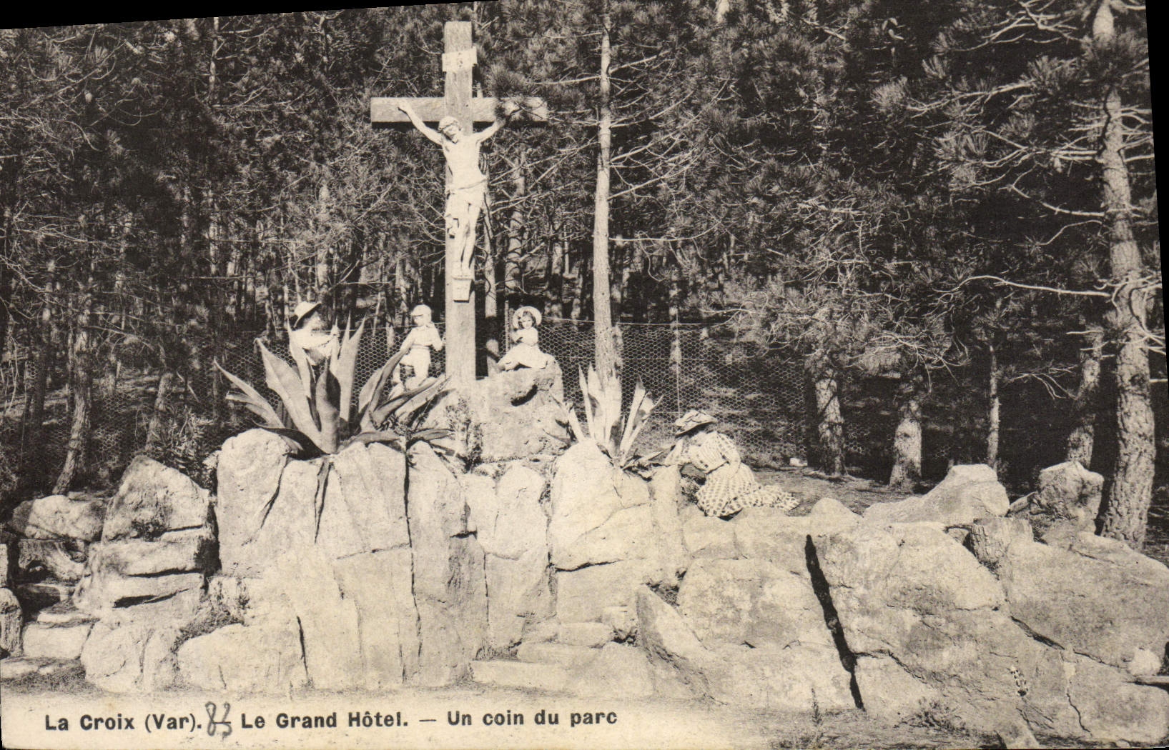 CPA La Croix Le Grand Hotel Un Coin du Parc