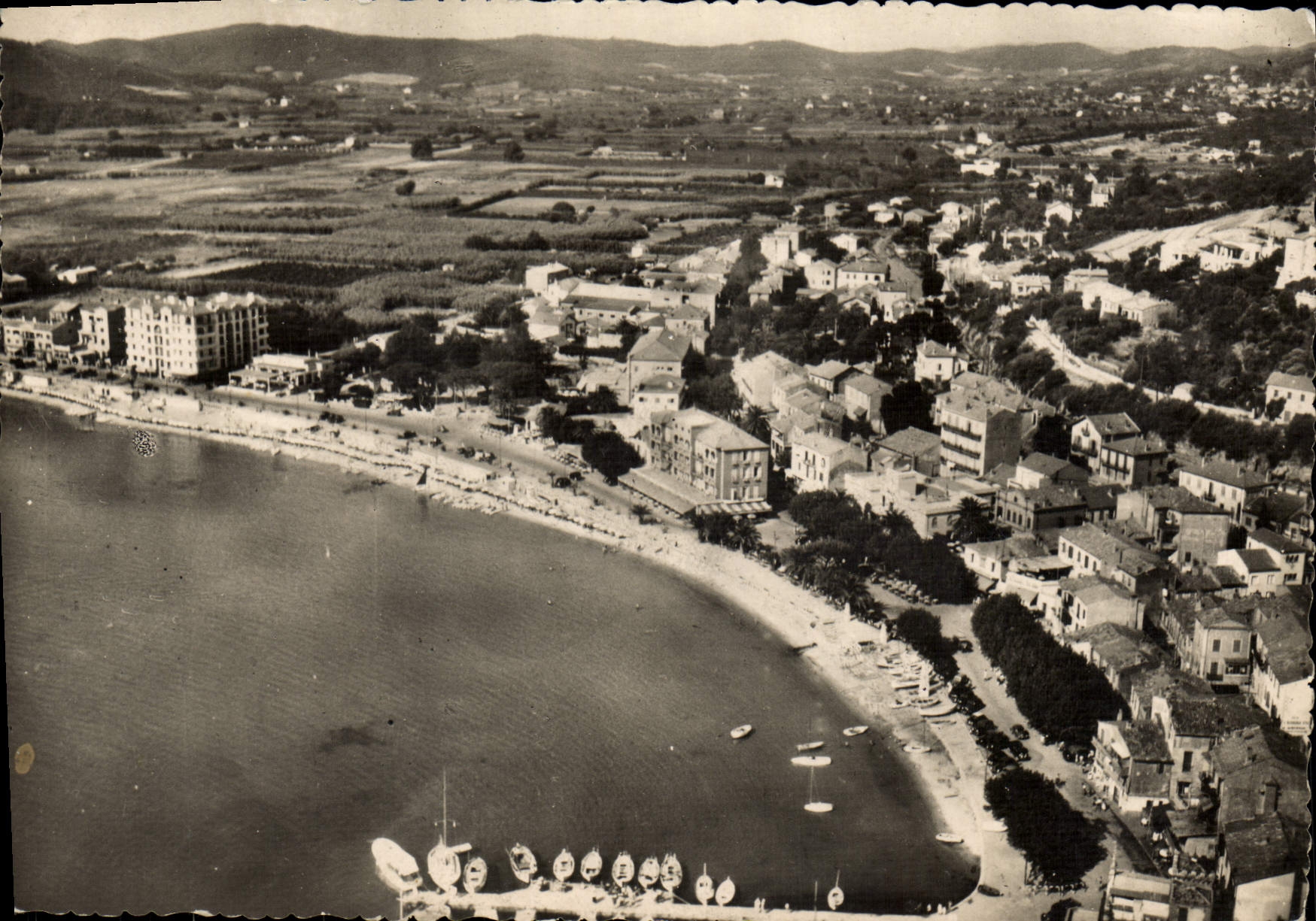 CPM Le Lavandou Le Port La Ville et la Plage