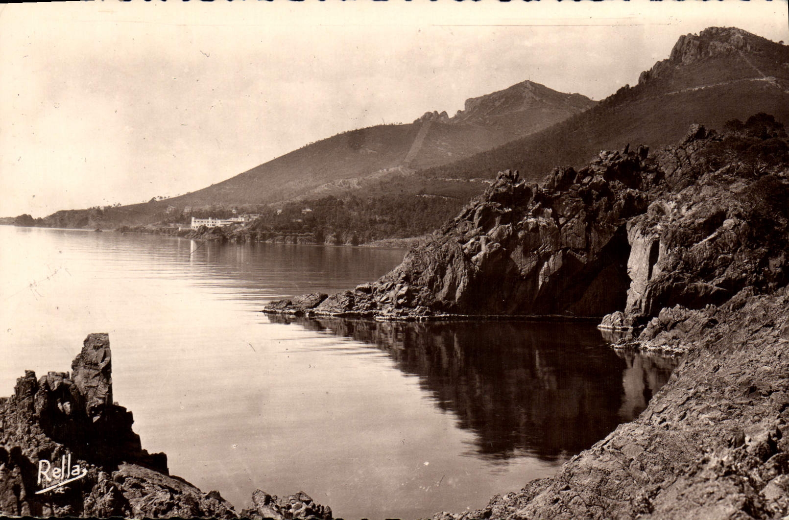 Camino de la POSTAL de la VENDIMIA de las rocas de la cornisa del oro de Trayas