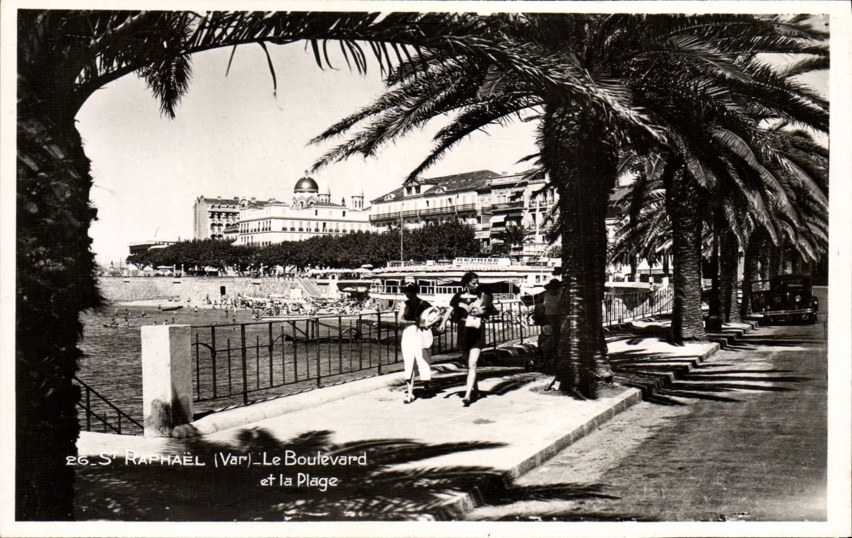 CPM Saint Raphael Le Boulevard et la Plage