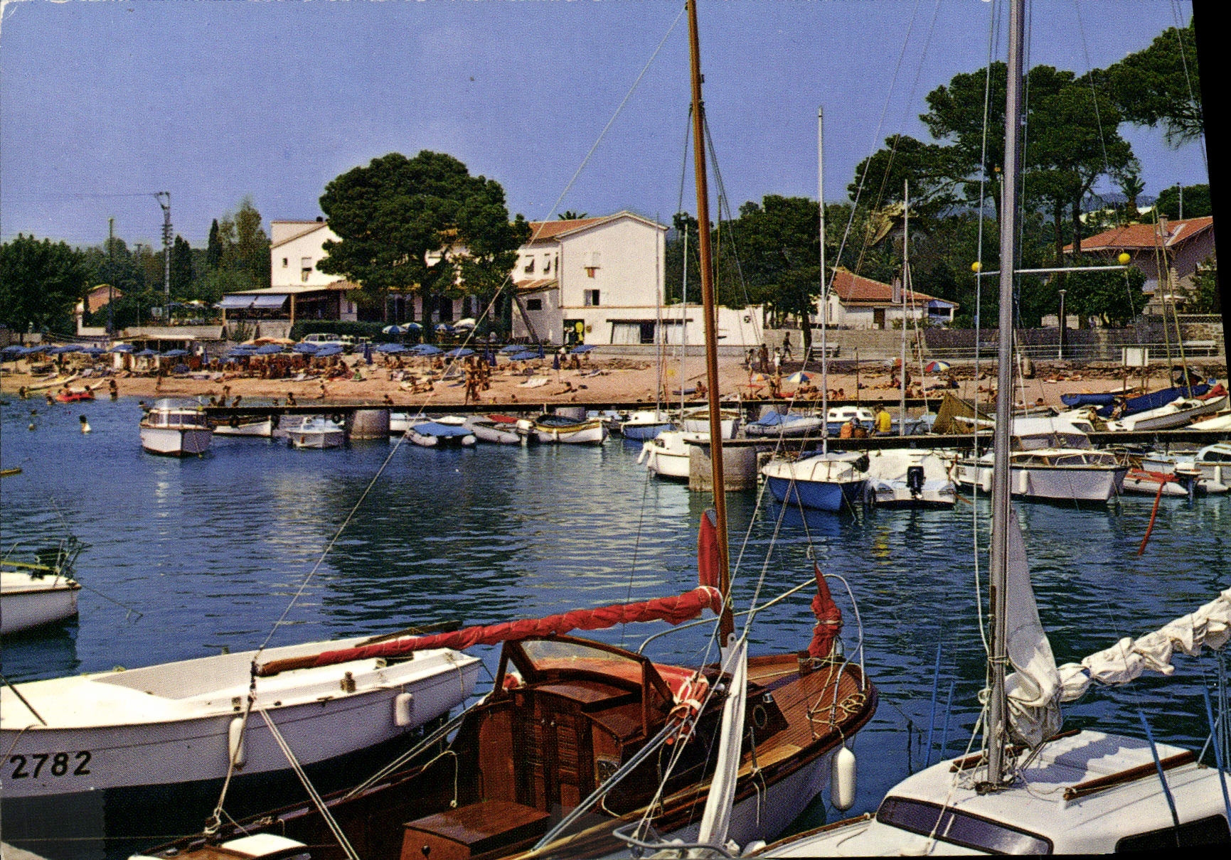 CPM Saint Raphael Un coin du Port de Boulouris Bateaux