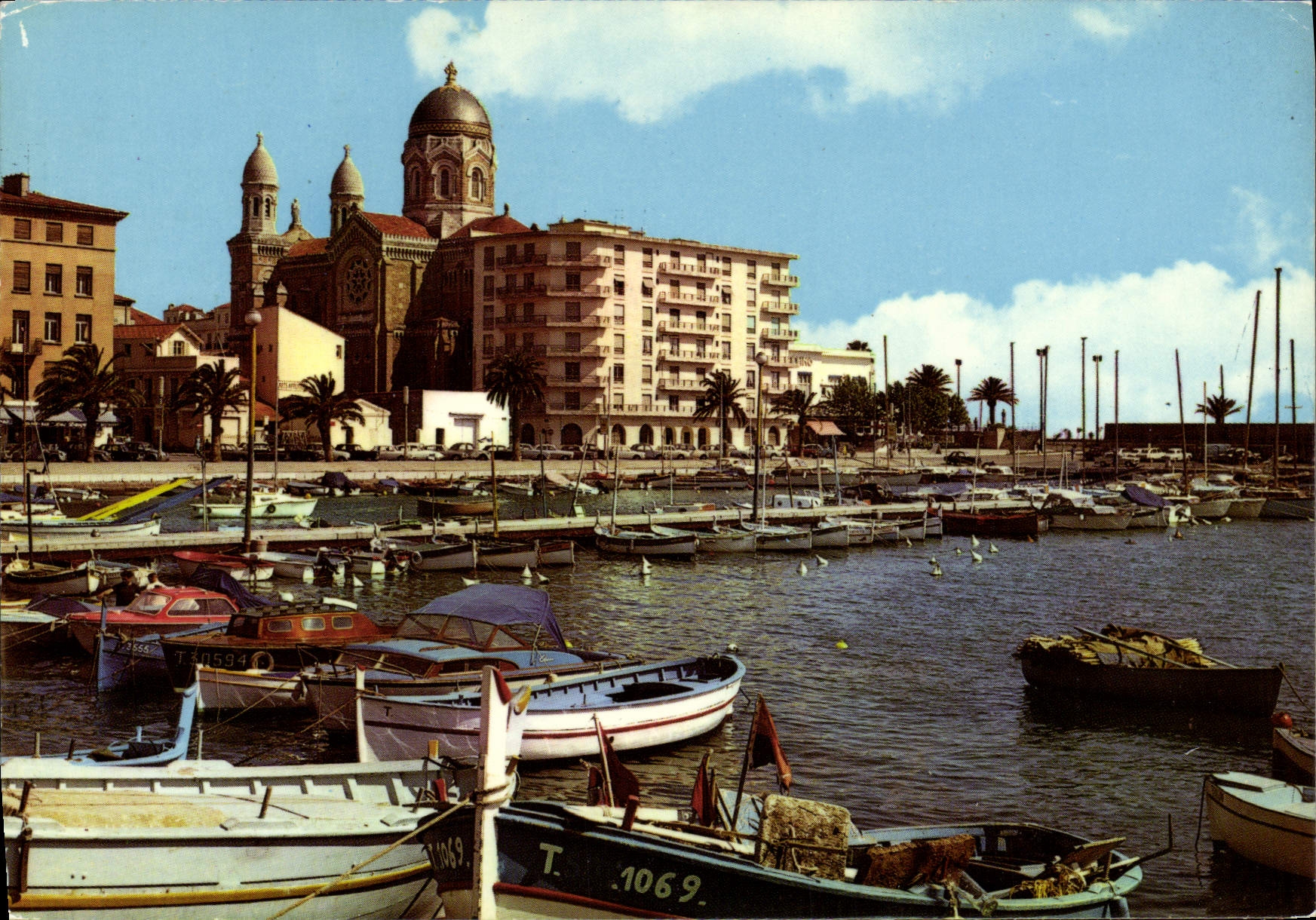 CPM Saint Raphael Un Coin du Port et la Cathedrale