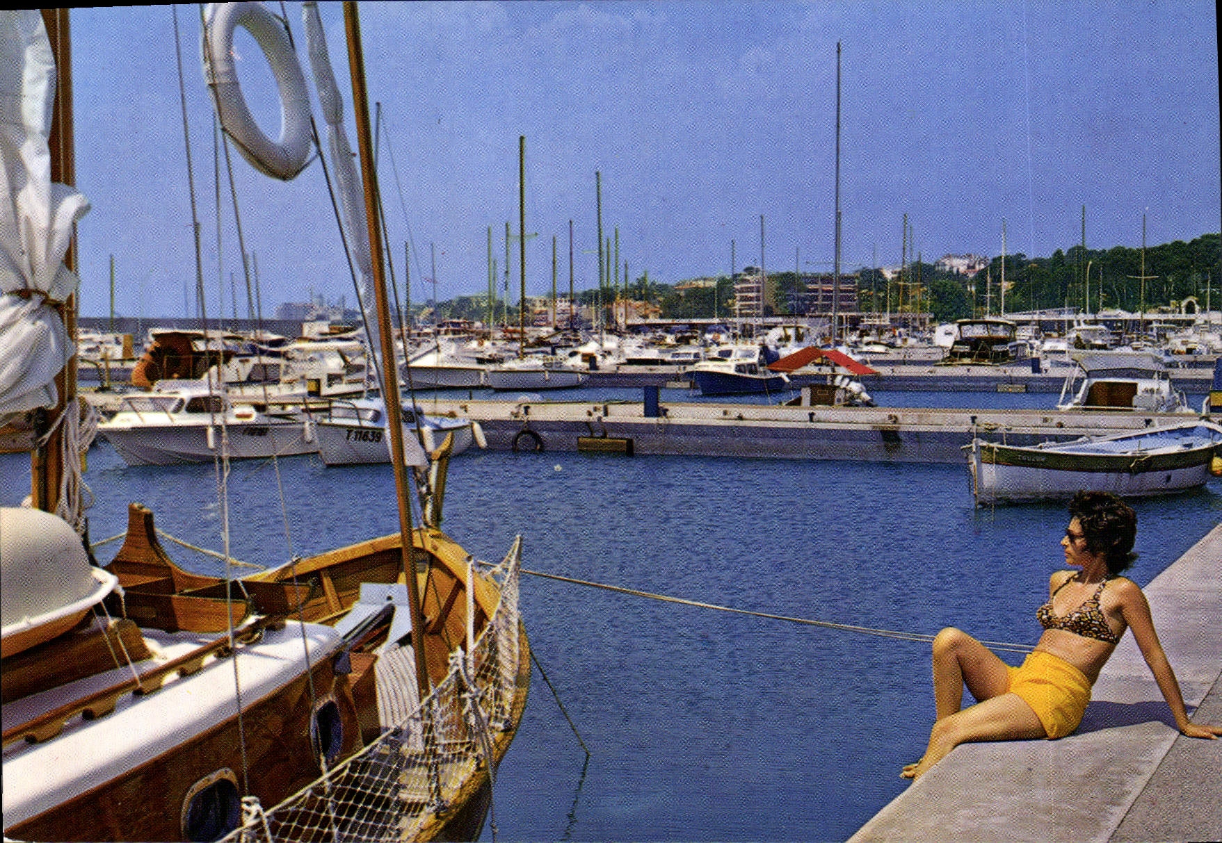 CPM Saint Raphael Un Coin du Nouveau Port Bateaux