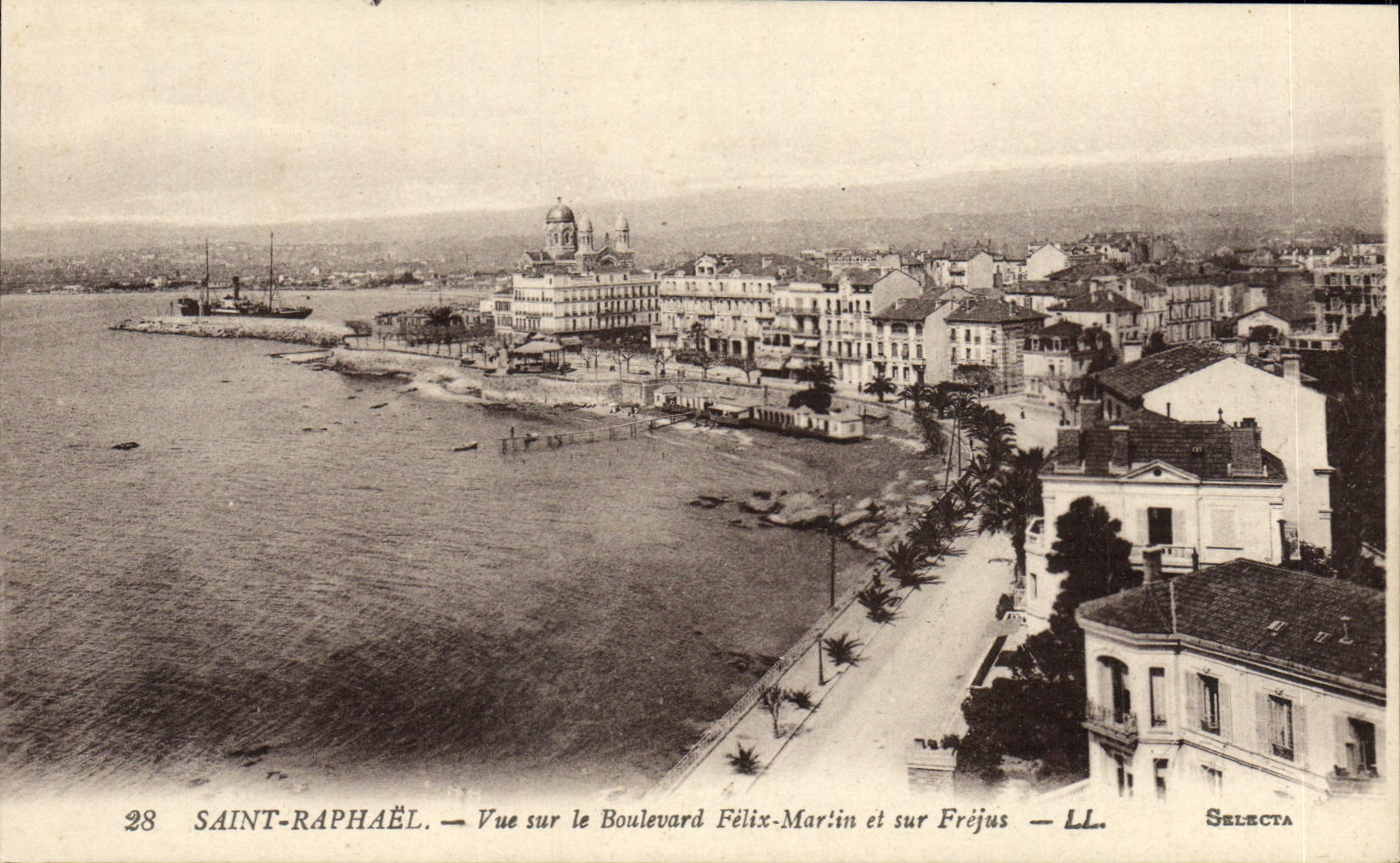 CPA Saint Raphael Vue sur le Boulevard Felix Martin et sur Frejus