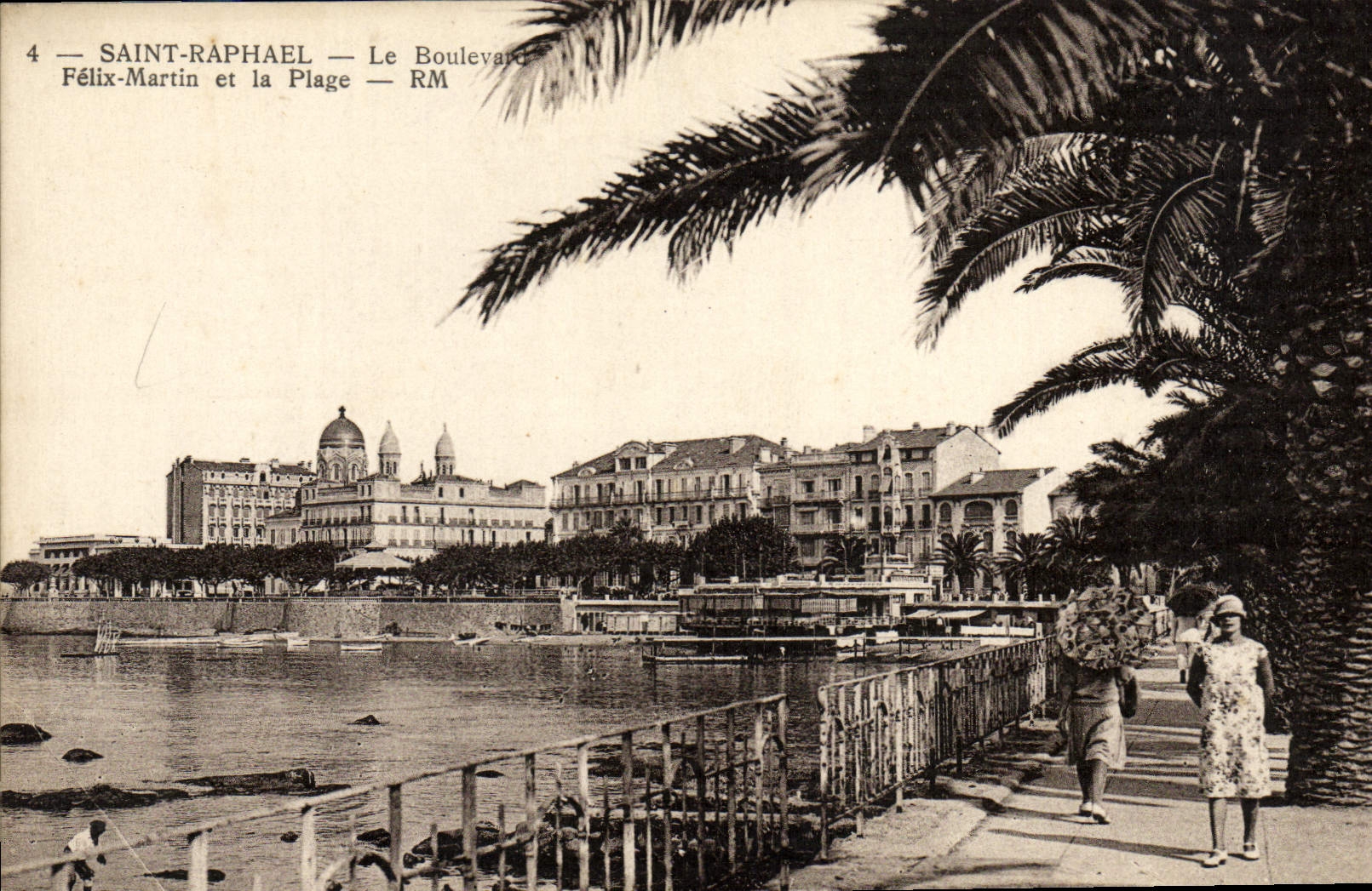 CPA Saint Raphael Le Boulevard Feix Martin et la Plage