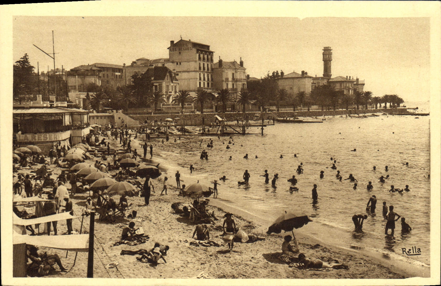 CPA Saint Raphael Un coin de la Plage