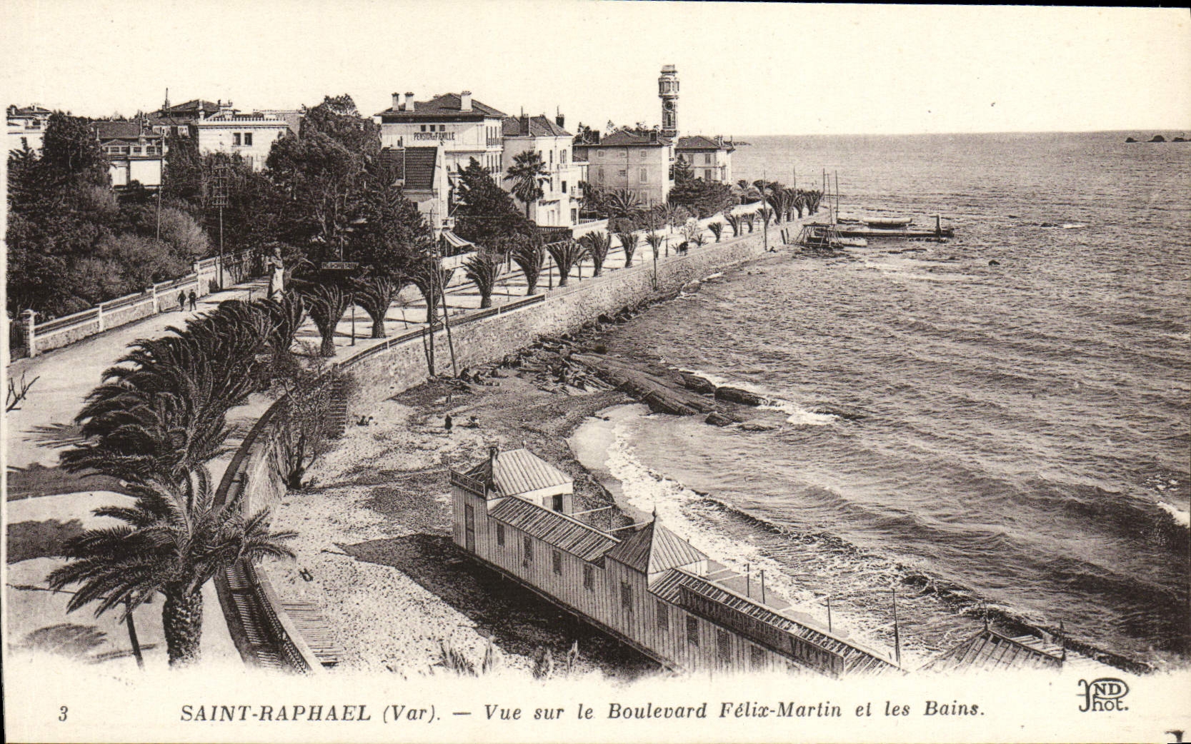 CPA Saint Raphael Vue sur le Boulevard Felix Martin et les Bains
