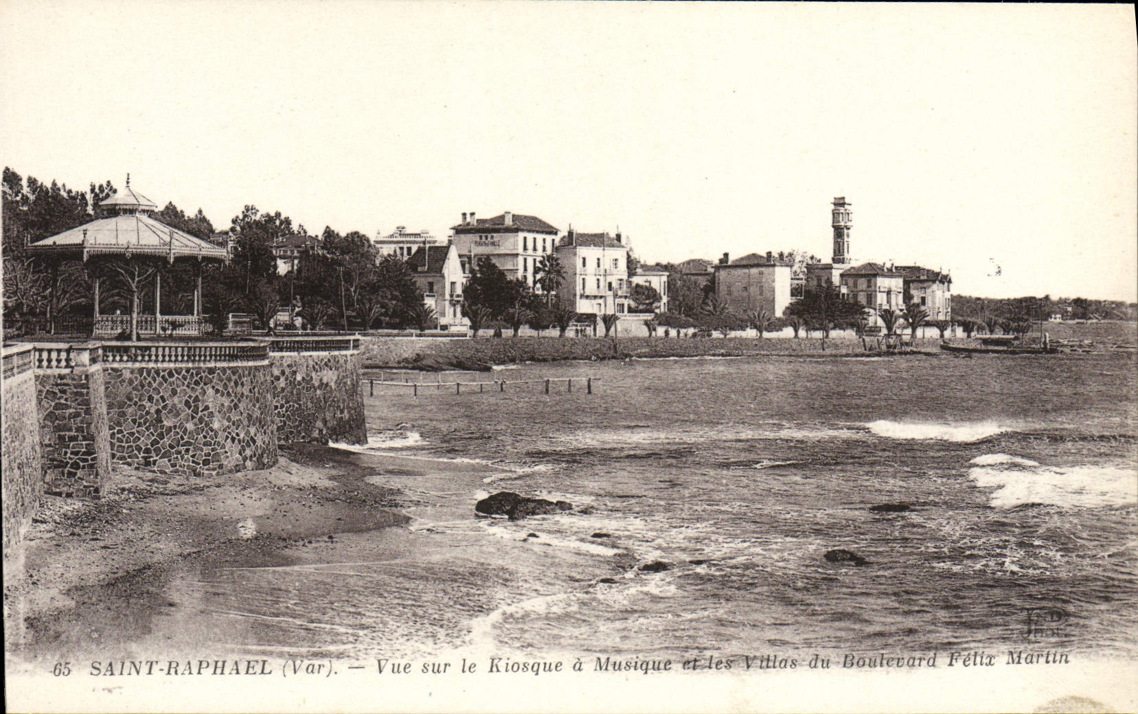 CPA Saint Raphael Vue sur le Kiosque a Musique et les villas du boulevard Felix Martin