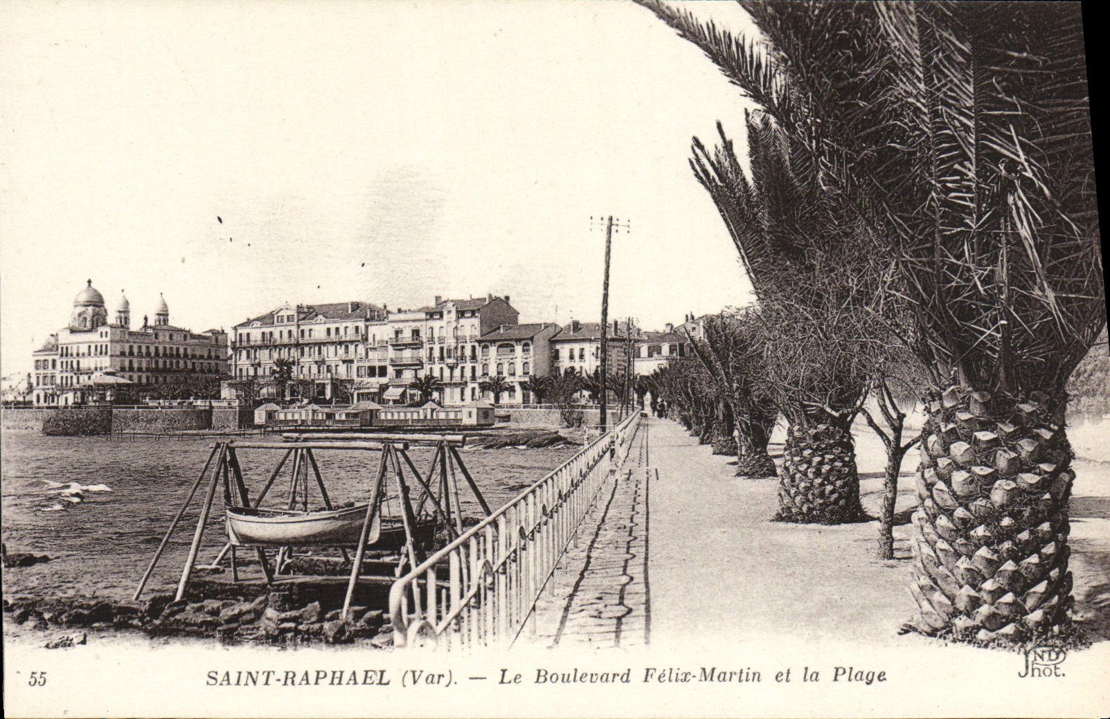 CPA Saint Raphael Le Boulevard Felix Martin et la Plage Bateau