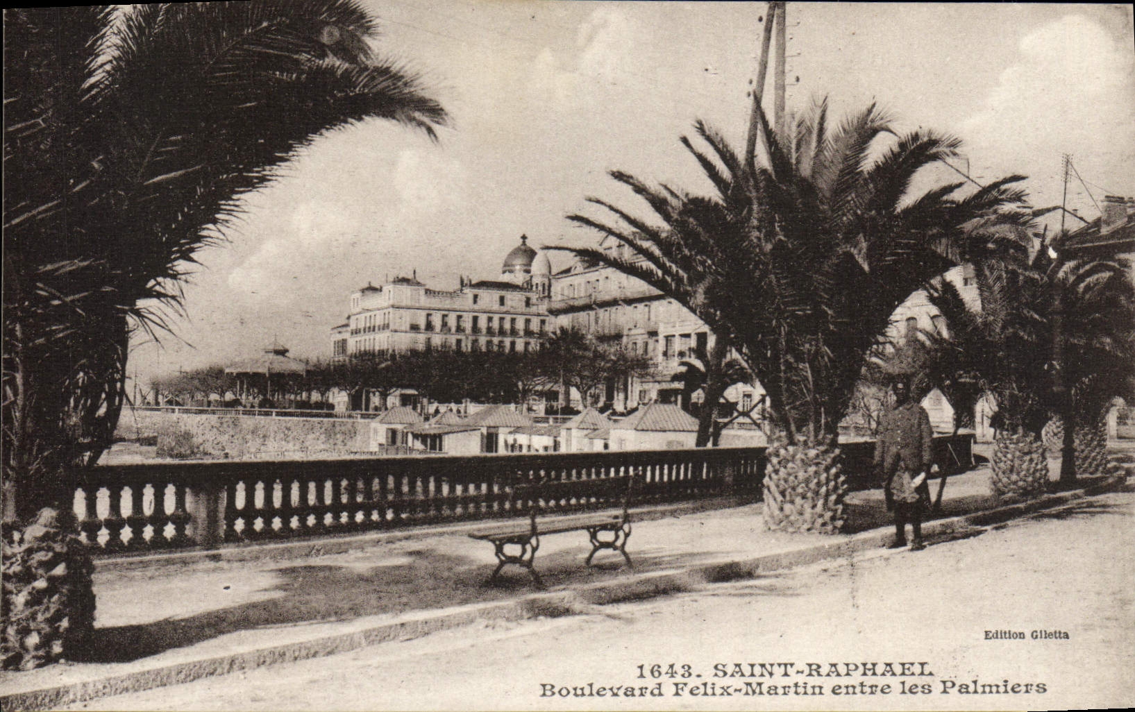 CPA Saint Raphael Boulevard Felix Martin entre les Palmiers