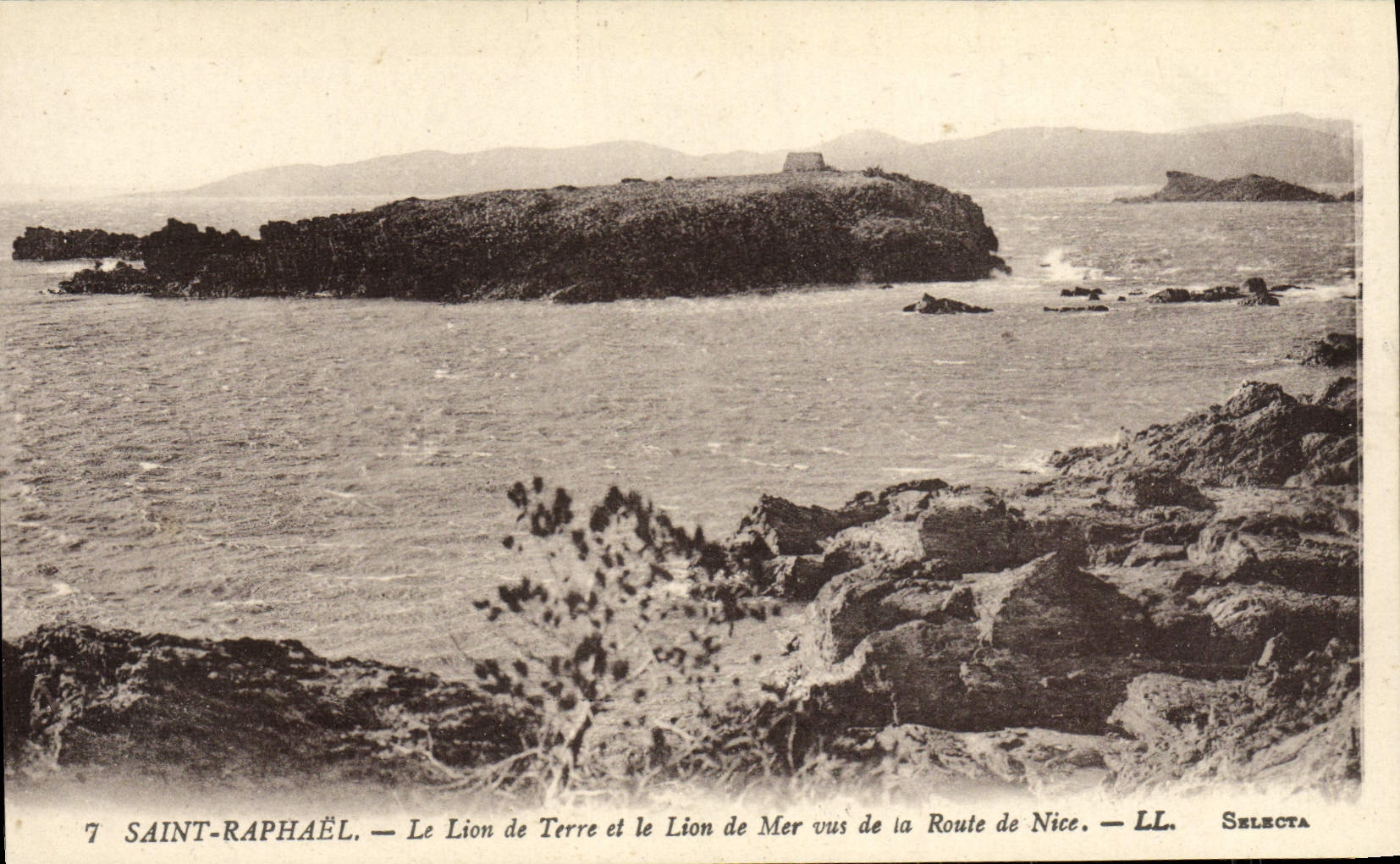 CPA Saint Raphael Le Lion de Terre et le Lion de Mer vus de la Route de Nice