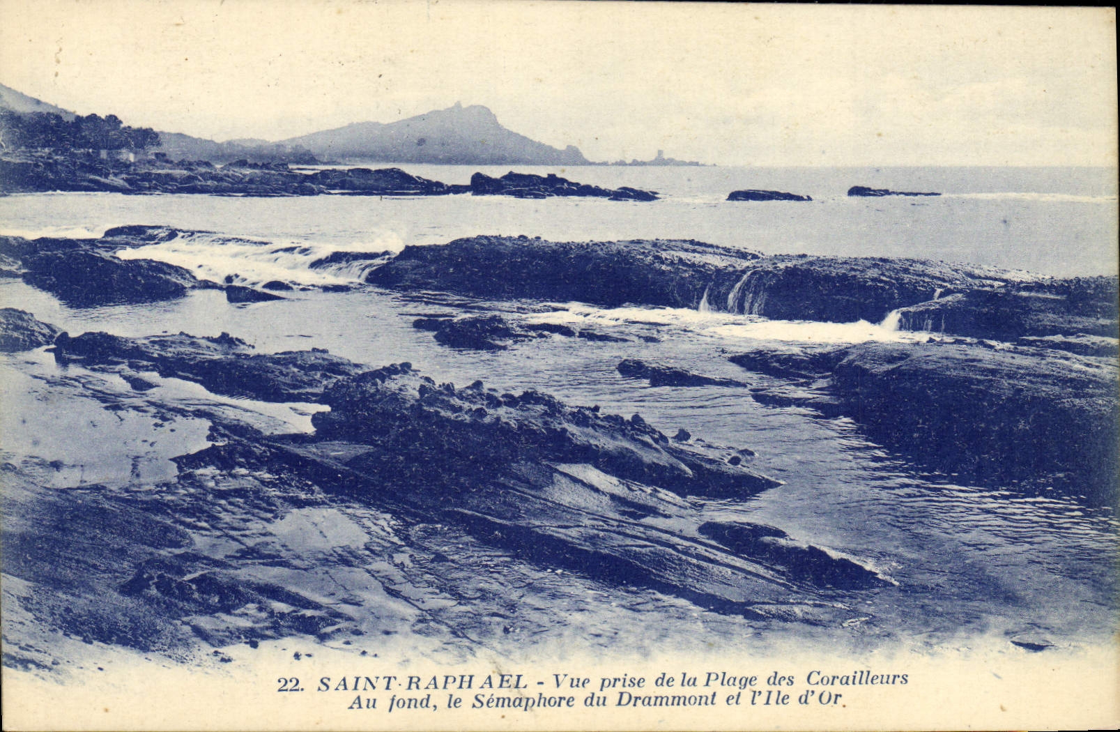 CPA Saint Raphael Vue Prise de la Plage des Corailleurs Au fond le Semaphore du Drammont et