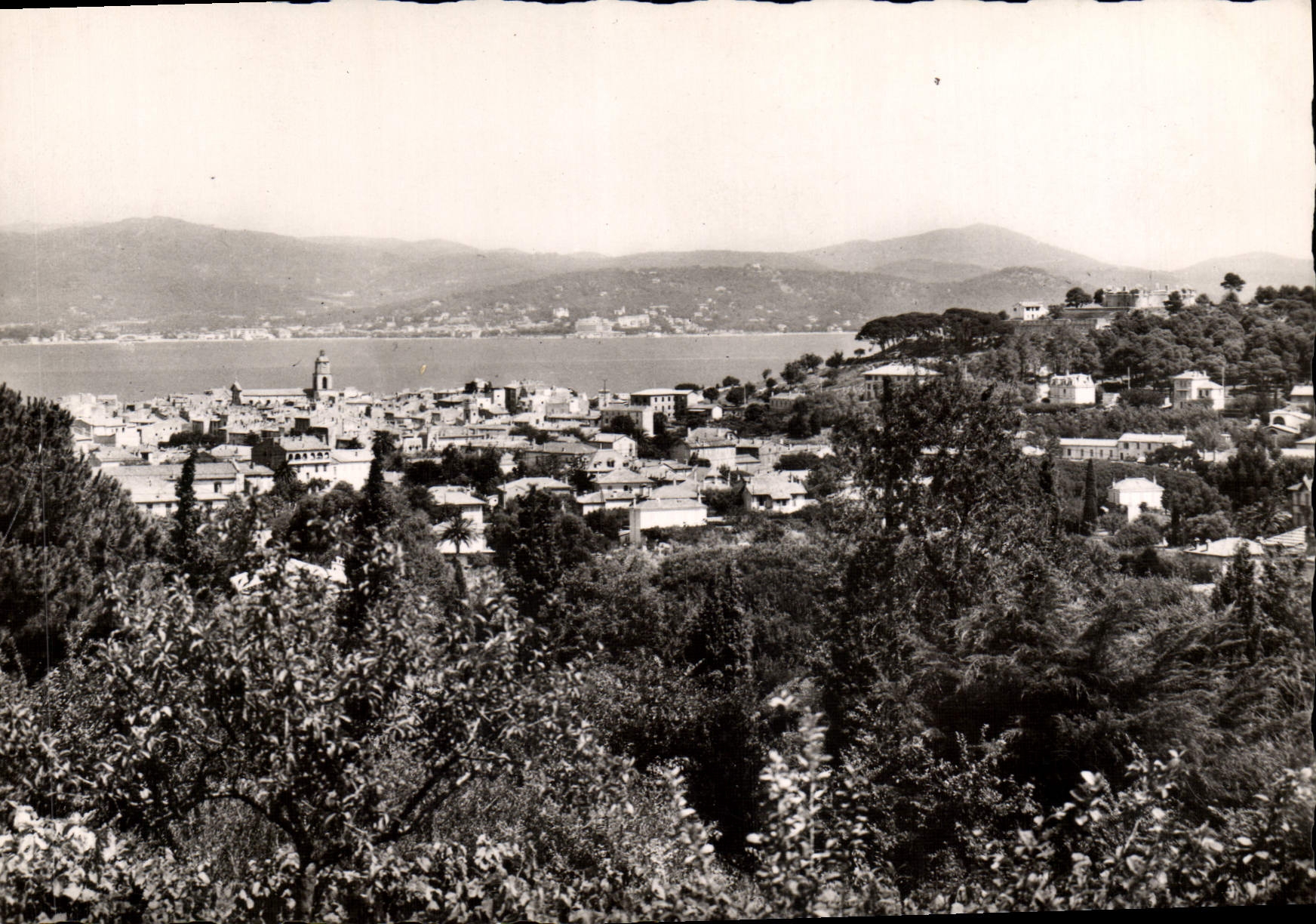 POSTAL MODERNA bordes de la opinión panorámica santa de Riviera Tropez