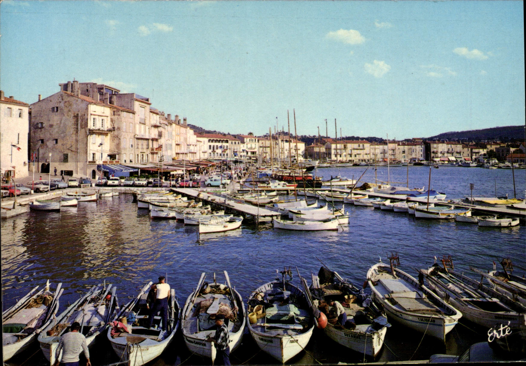 CPM De Saint Tropez Vue General du port et des que prise de la Jetee Bateaux