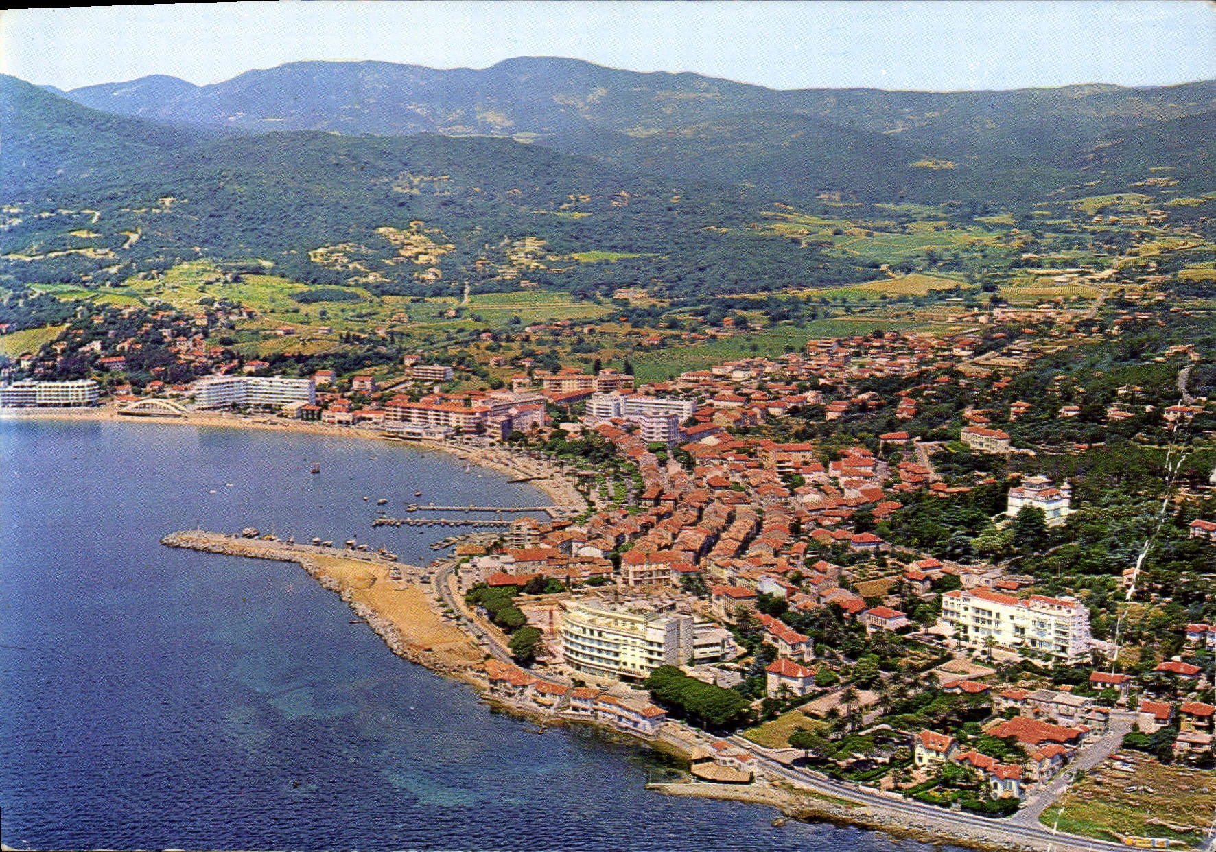 CPM Saint Maxime Sur Mer Vue Generale Au loin la chaine des Maures