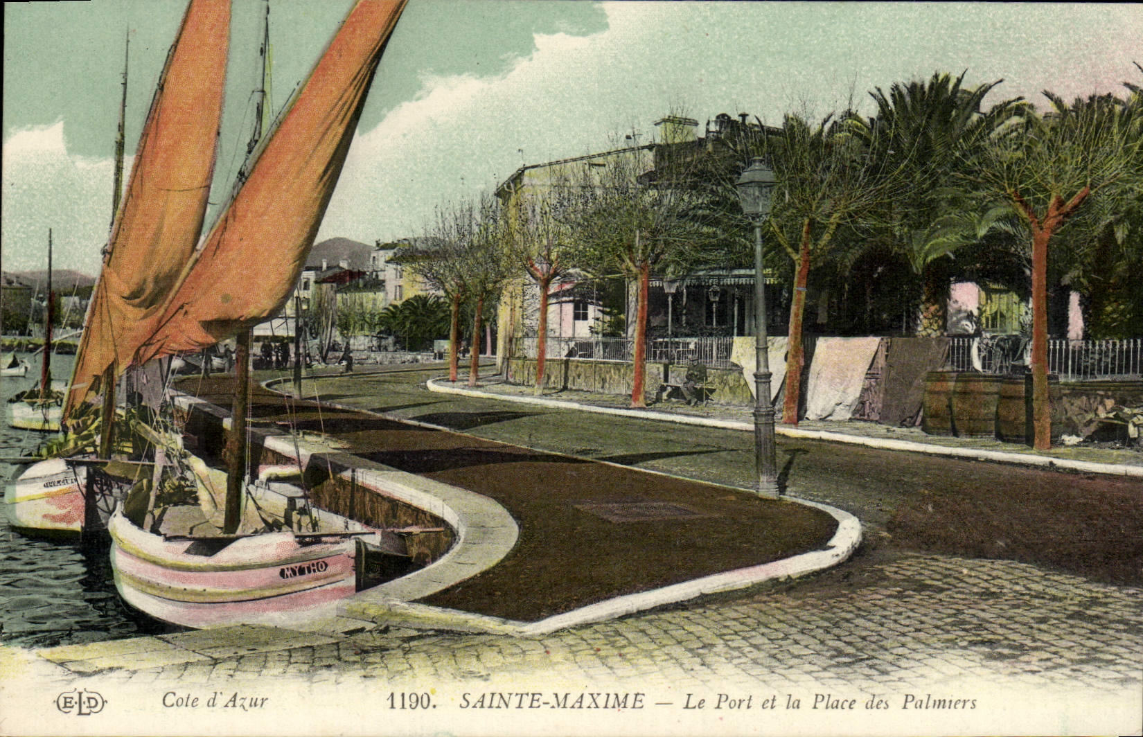 CPA Sainte Maxime Le Port et la Place des Palmiers Bateau