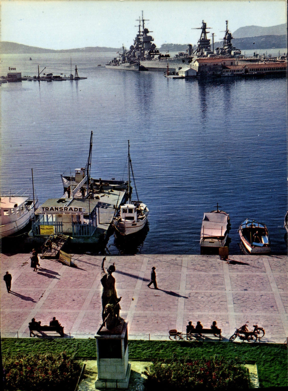 CPM Toulon La statue de Cuverville fae aux bateaux de la marine nationale Bateaux Transrade