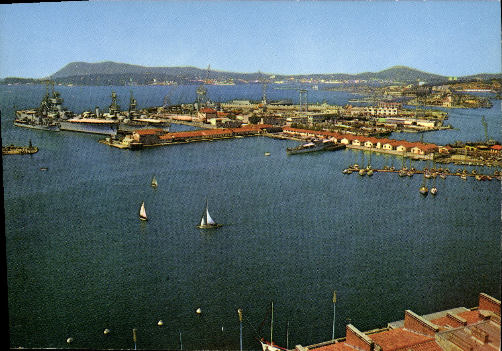 CPM Toulon Vue sur la Darse Bateaux 