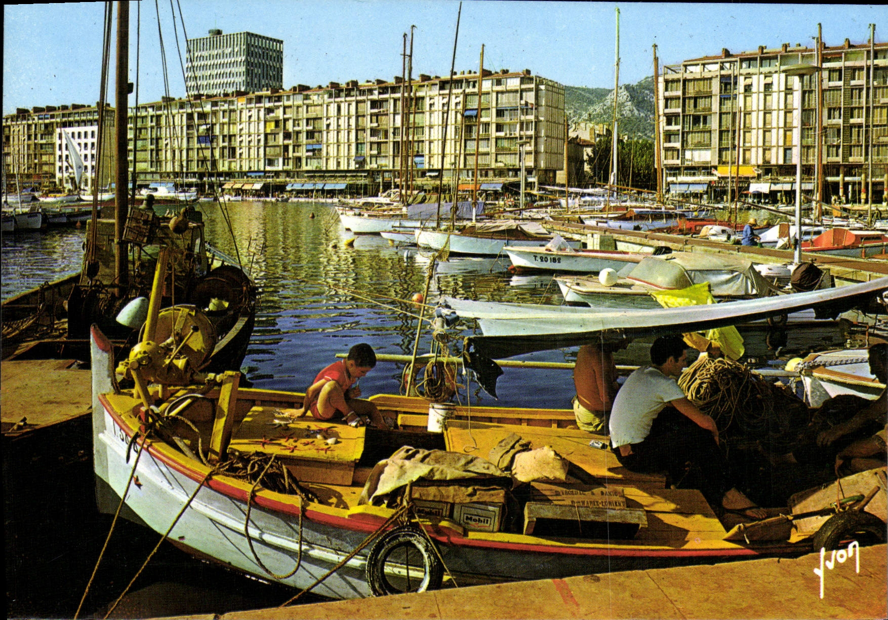 CPM Toulon La Vieille Darse et les Quais de la Sinse et de Stalingrad Bateau 