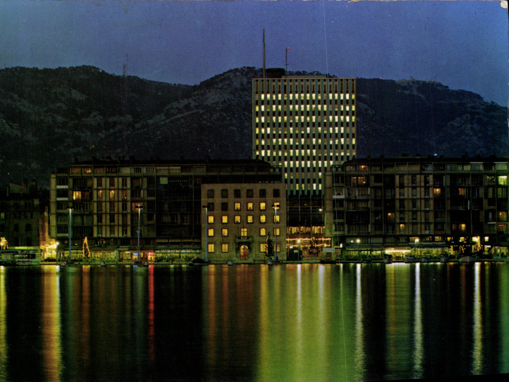 CPM Toulon La nuit sur les quais du port L'hotel de ville 