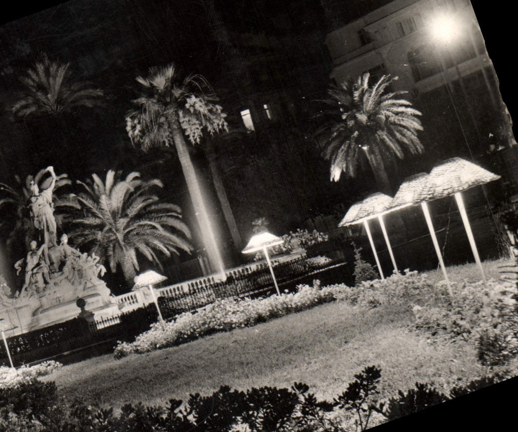 CPM Toulon La Place de la Liberte la nuit et les jardins 