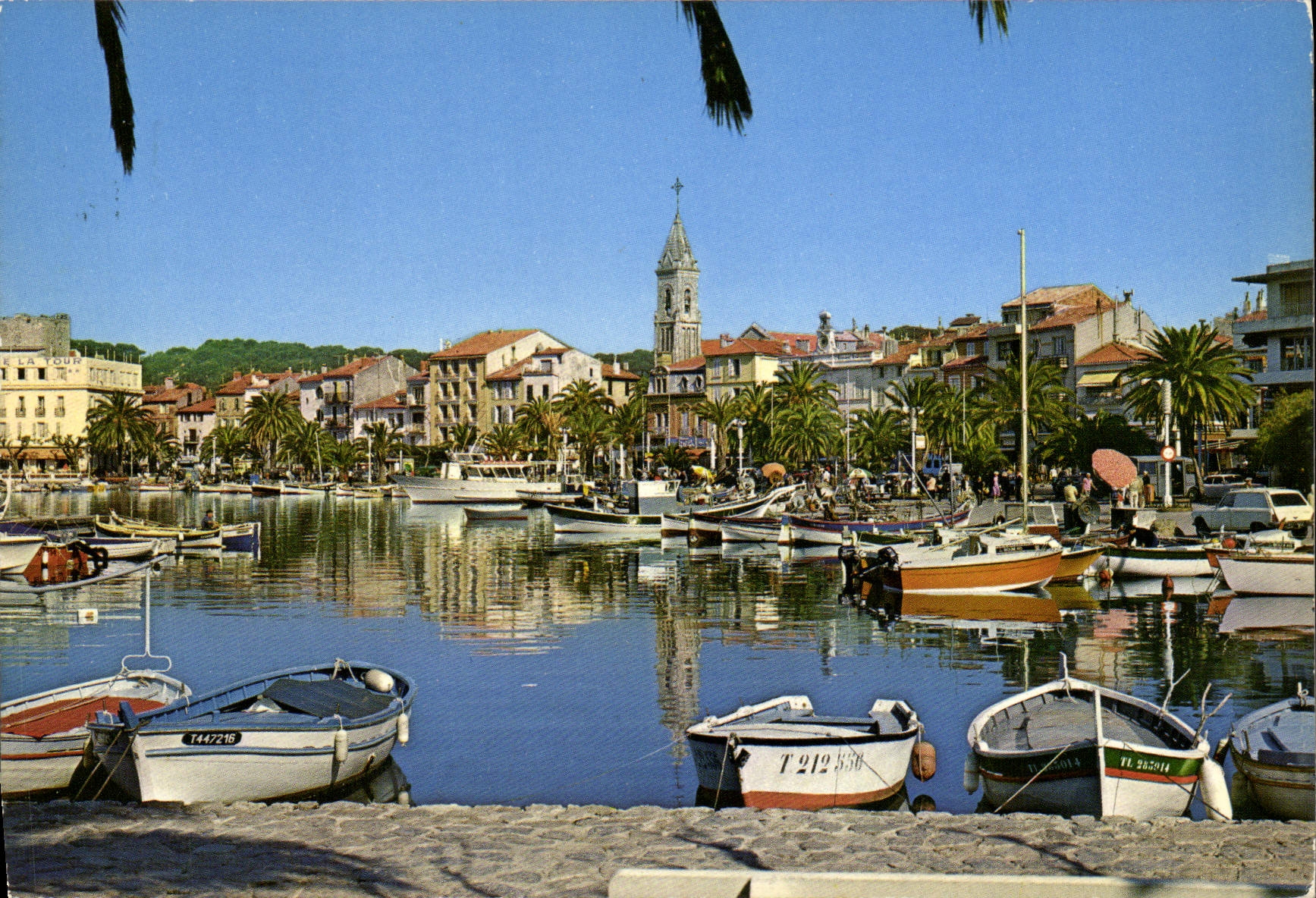 CPM Sanary sur Mer Le Port L'hotel de la Tour L'eglise