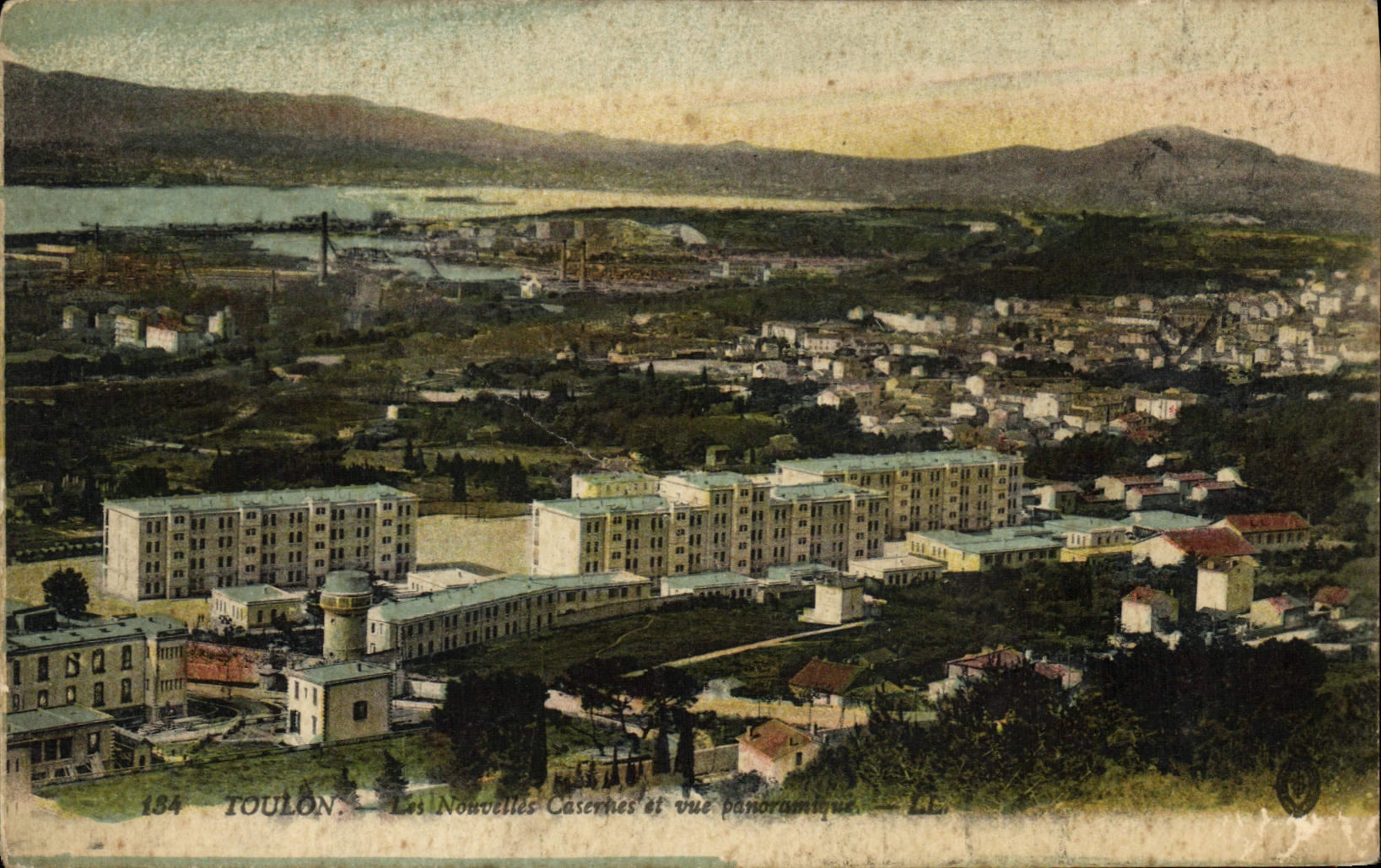 CPA Toulon Les nouvelles casernes et vue panoramique Militaria