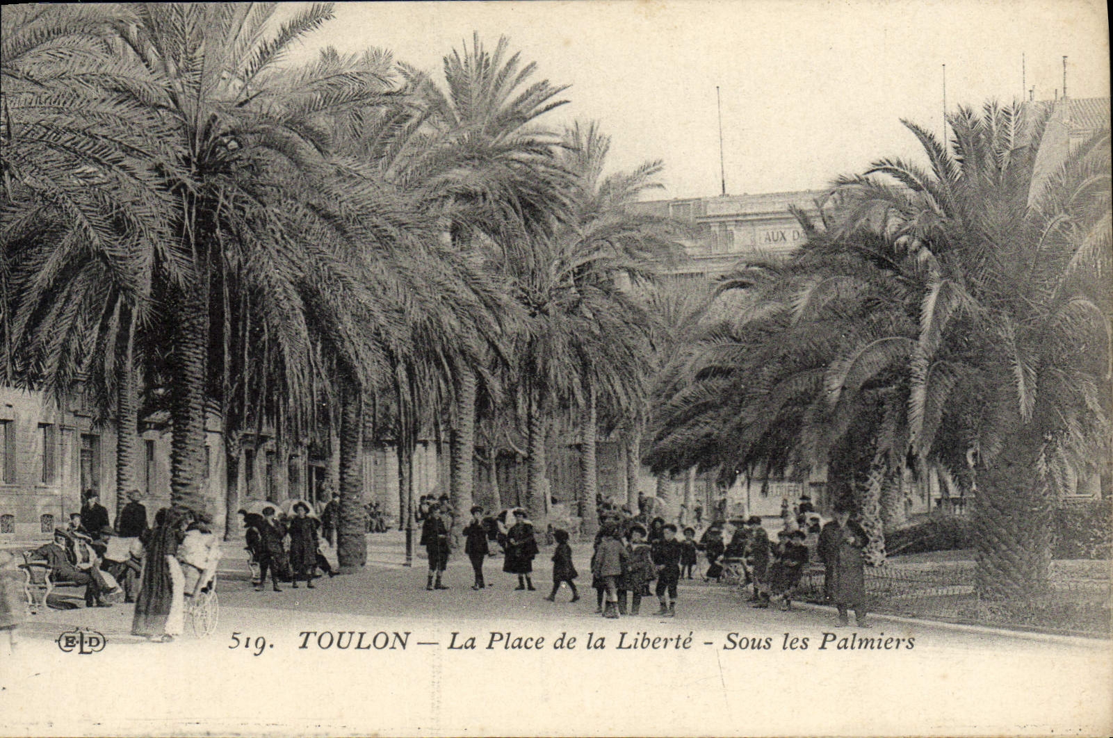 CPA Toulon La Place de la Liberte Sous les Palmiers Enfants