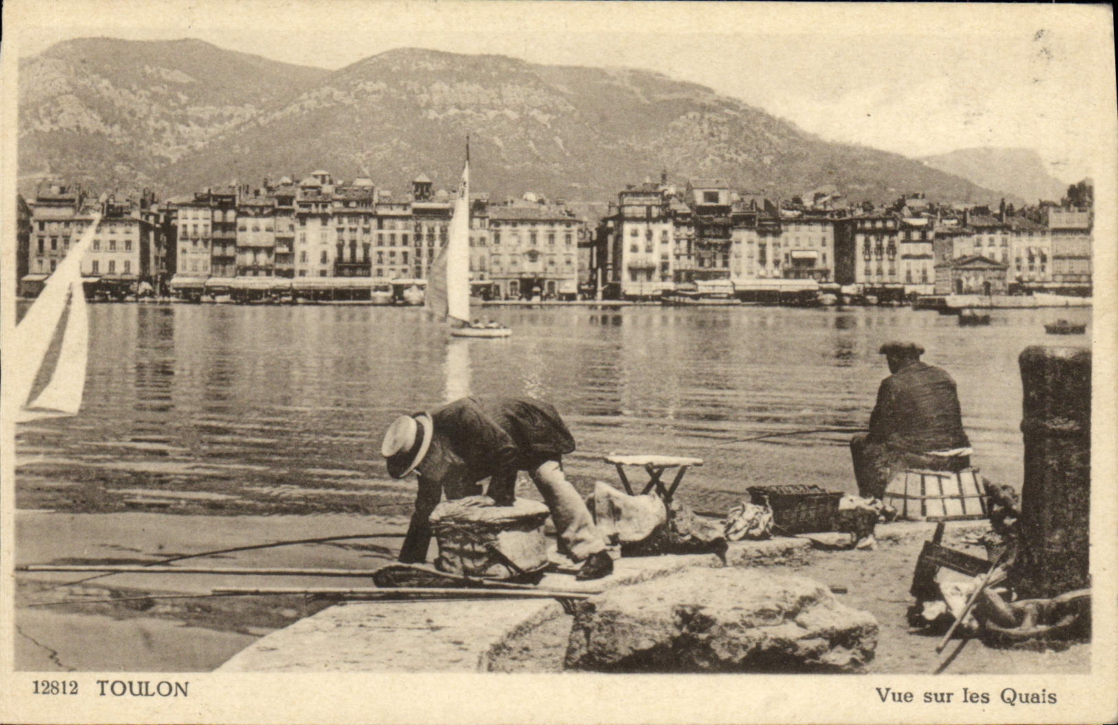 CPA Toulon vue sur les Quais Pecheurs Peche