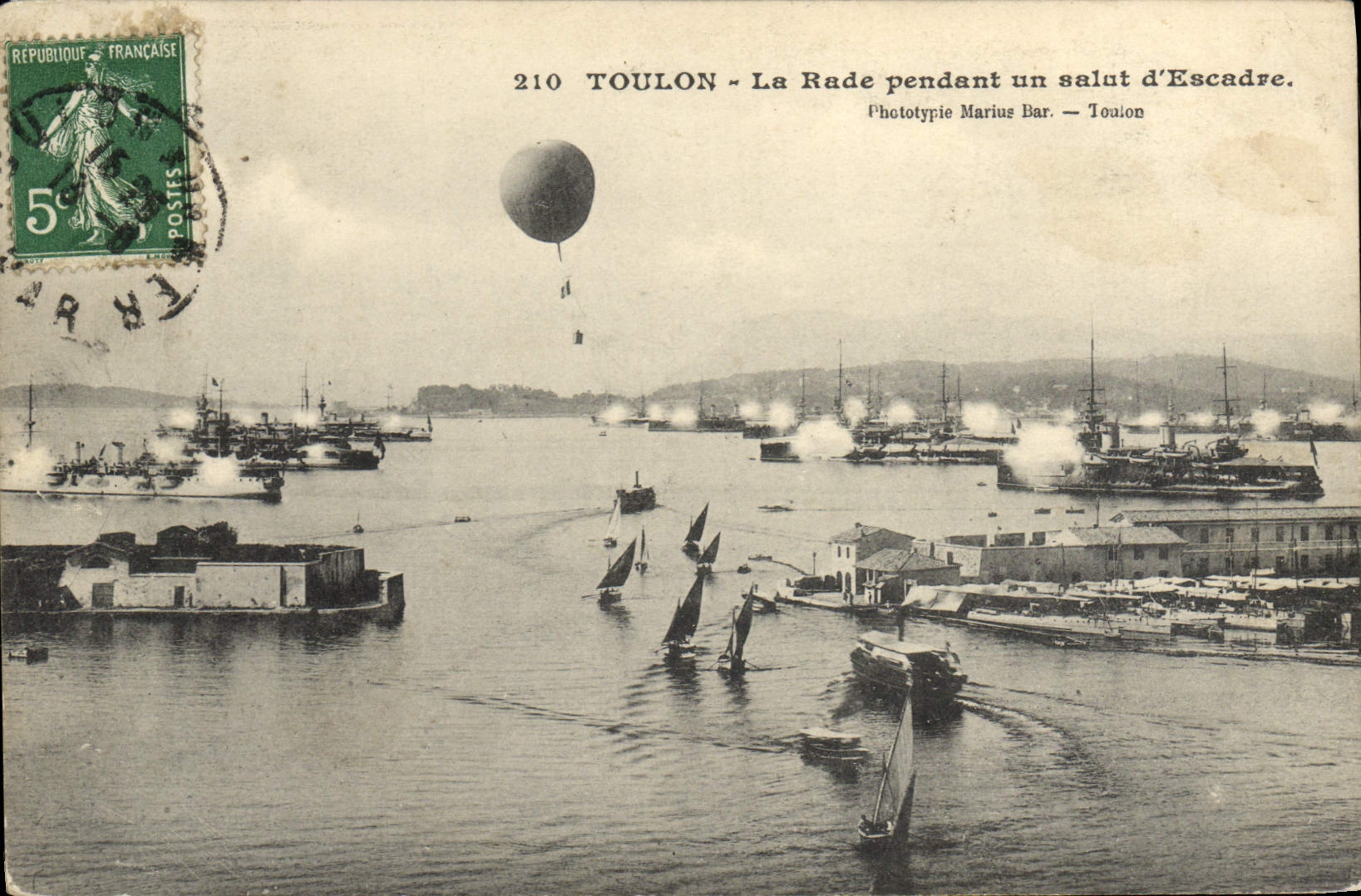 CPA Toulon La Rade Pendant un salut d'Escadre Ballon Bateaux 