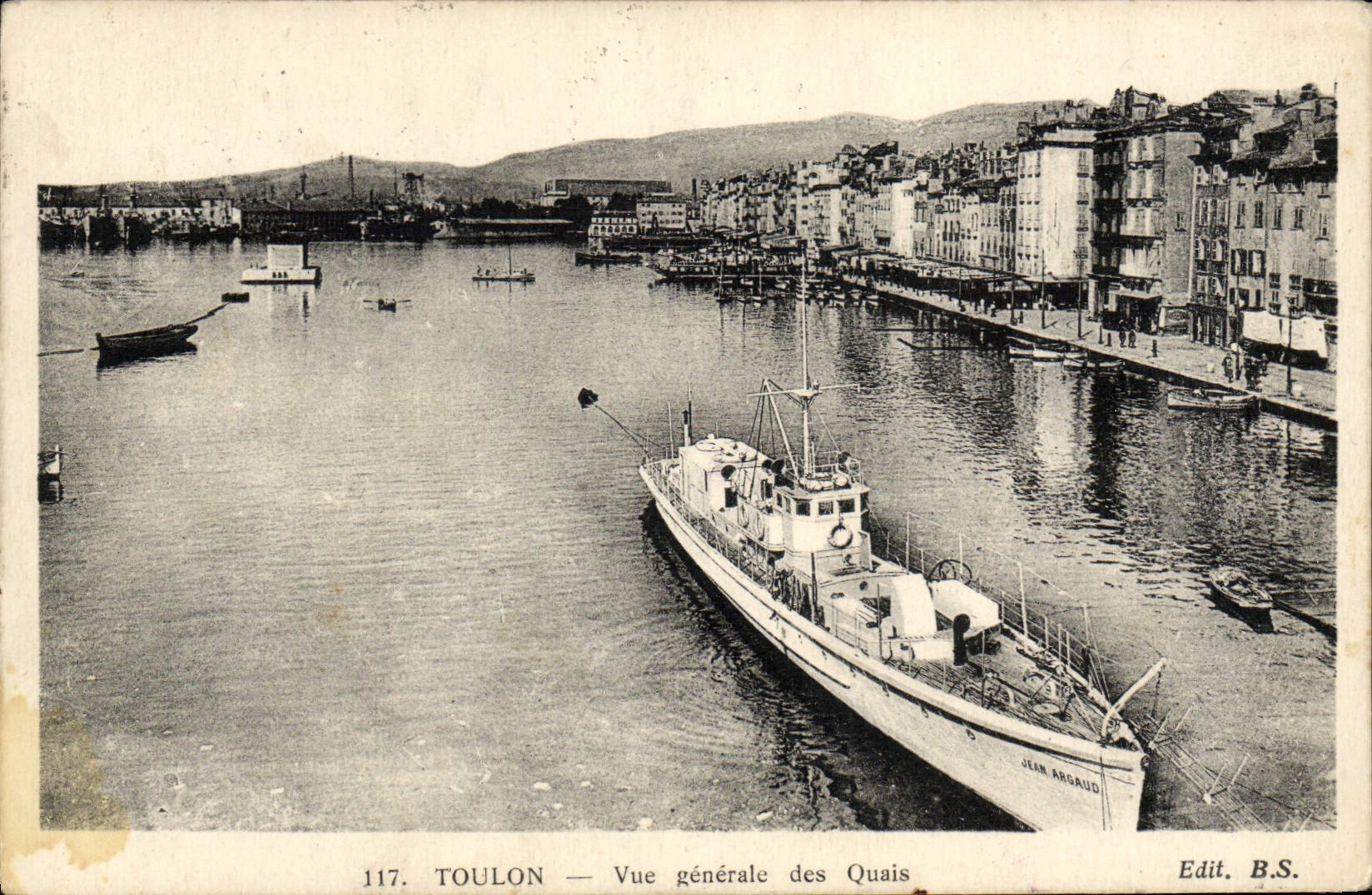 CPA Toulon Vue generale des Quais Bateau