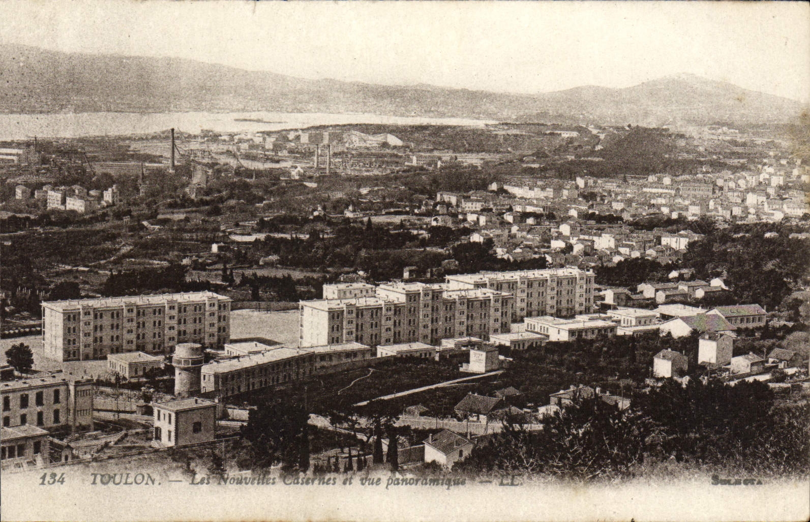 CPA Toulon Les nouvelles casernes et vue panoramique Militaria 