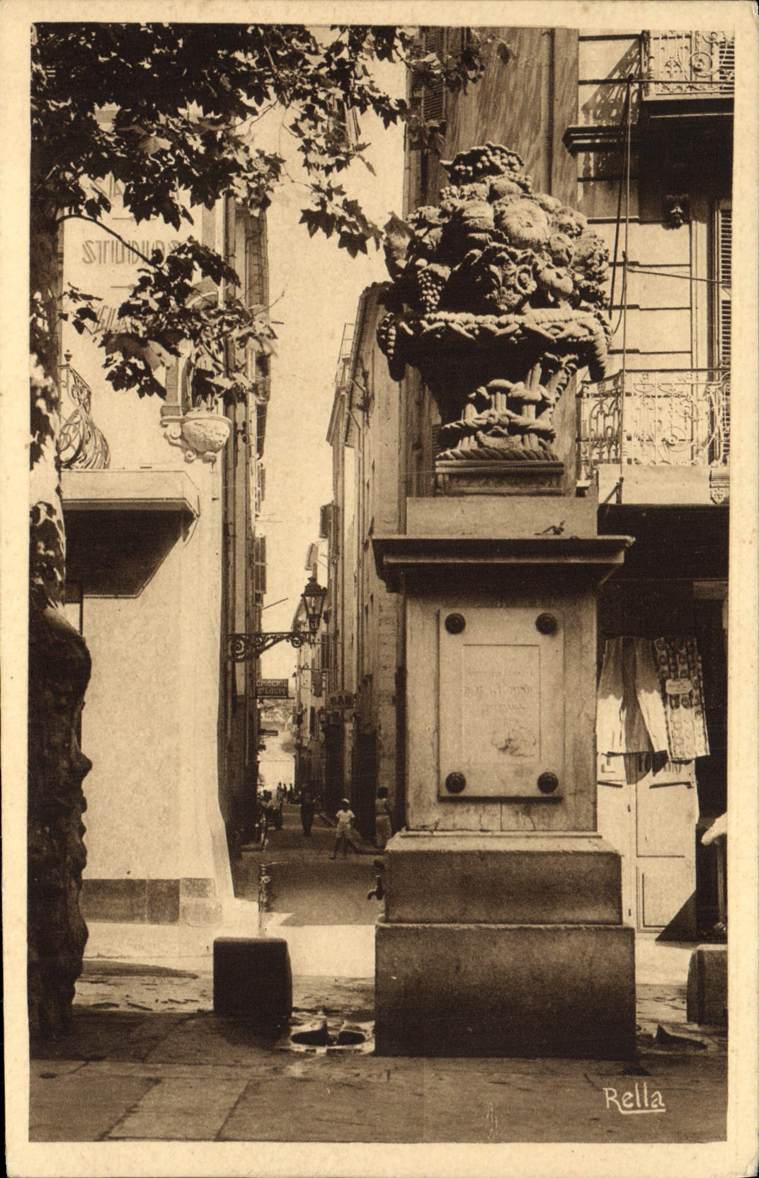 VINTAGE POSTCARD Toulon Hurdy-gurdy fountain with the course lafayette