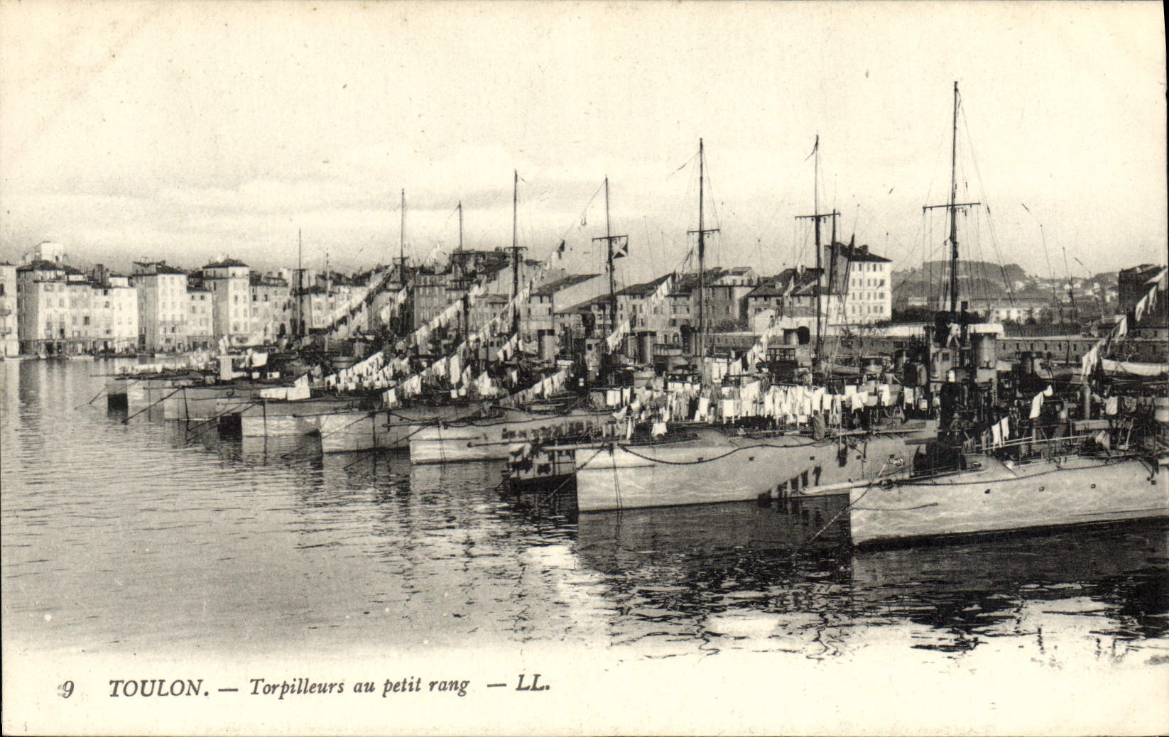 VINTAGE POSTCARD Toulon Destroyers with the small row Boats