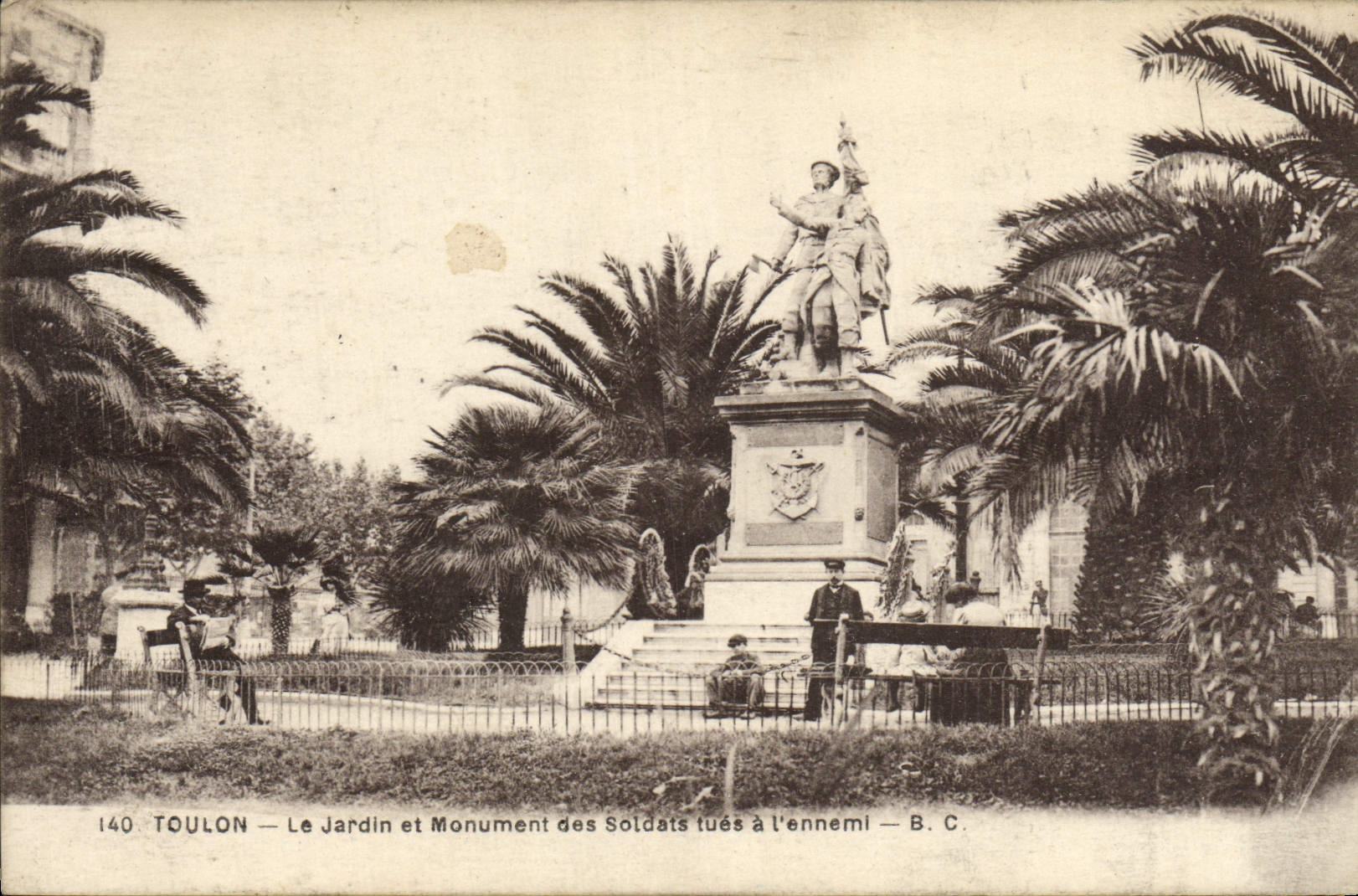 CPA Toulon Le Jardin et Monument des soldests tues a l'ennemi