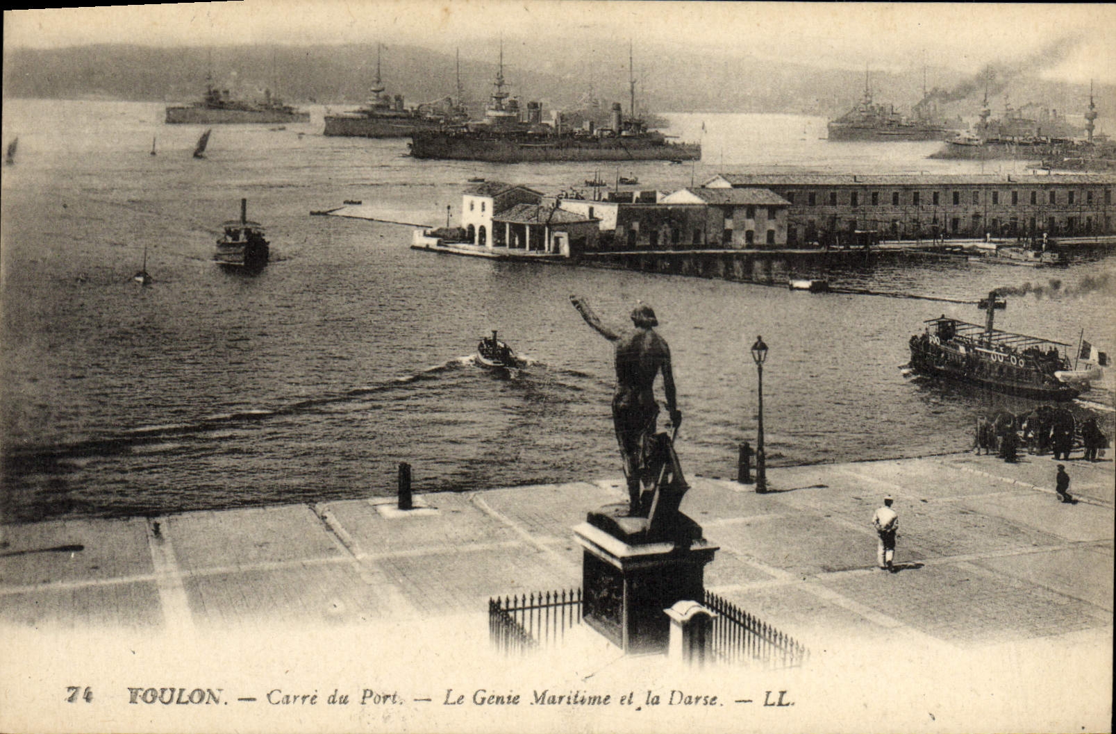 CPA Toulon Carre du Port Le Genie Maritime et la Darse Bateaux