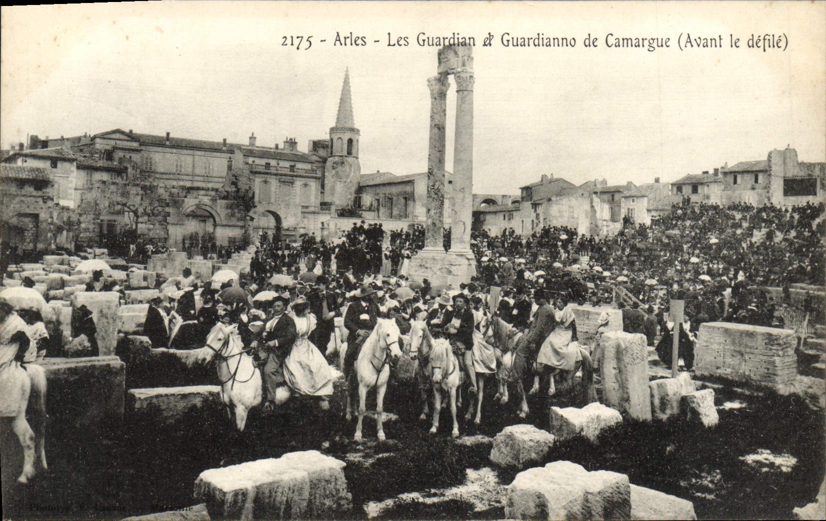 CPA Arles Les Guardian et Guardianno de Camargue Avant le defil Chevaux Folklore