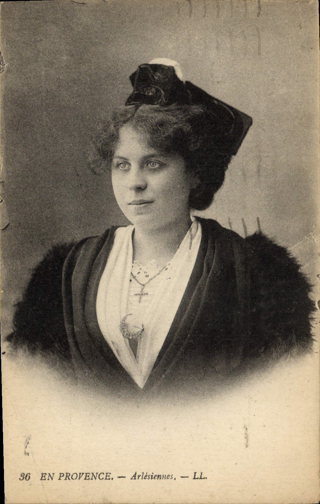 VINTAGE POSTCARD Arles In Provence ARlesienne Folklore