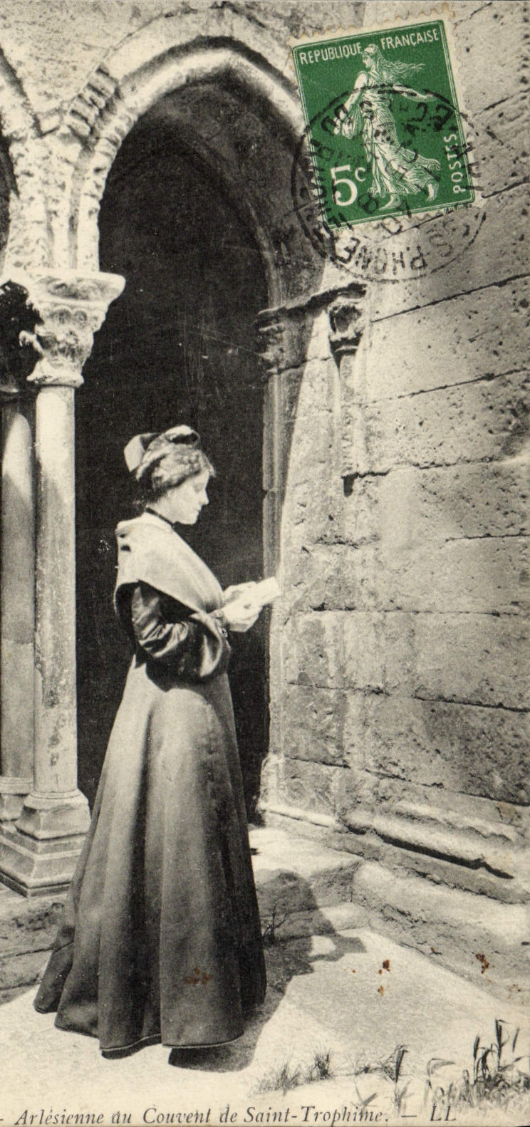 VINTAGE POSTCARD Arles Arlesienne with the convent of Sainte Trophime Folklore