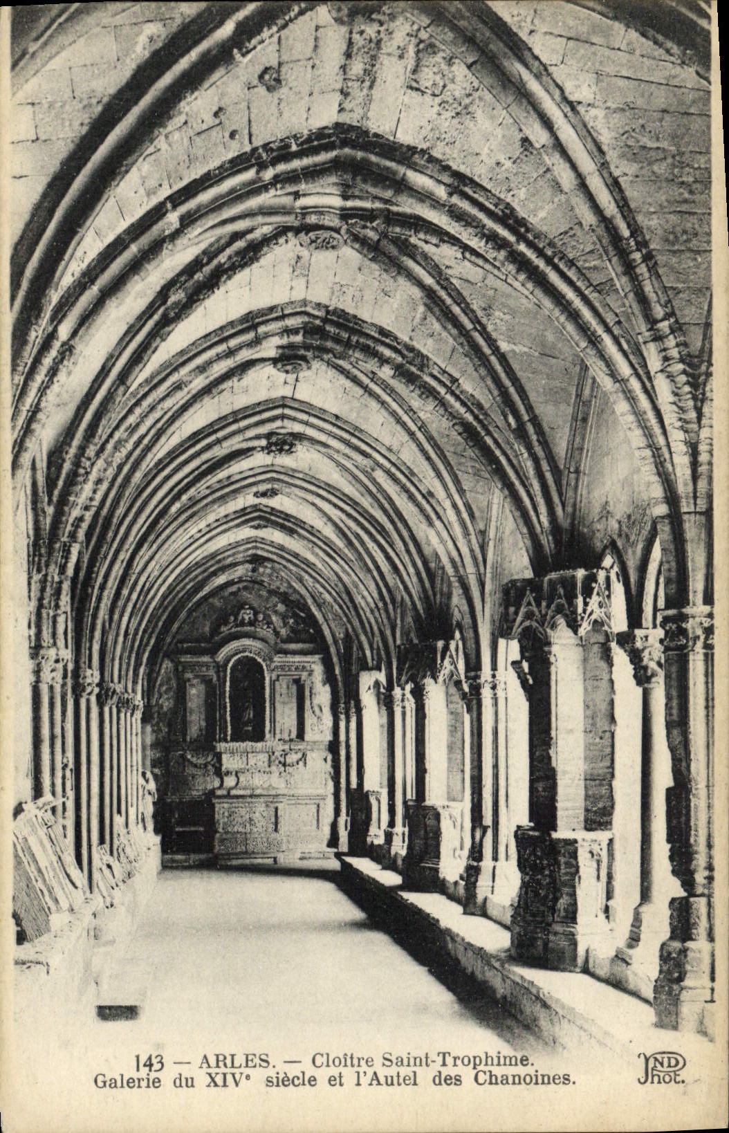 CPA Arles Cloitre Saint Trophime Galerie du 14eme et autel des Chanoines