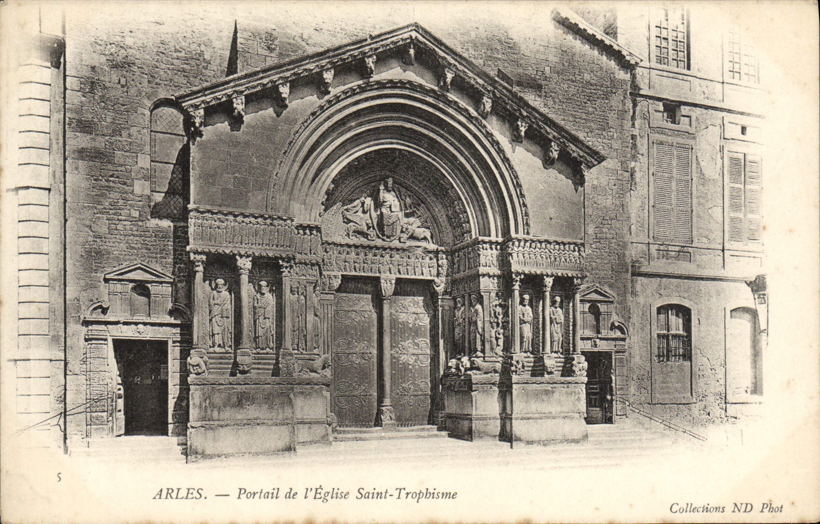 CPA Arles Portail de L'Eglise Saint Trophisme