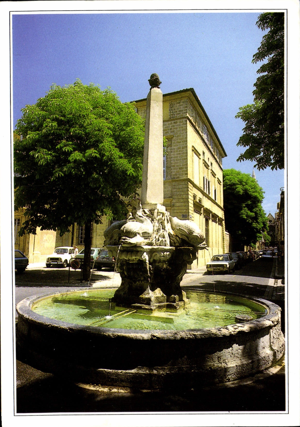 CPM Aix En Provence Fontaine des Quatre Dauphins et l'eglise Saint Jean de Malte