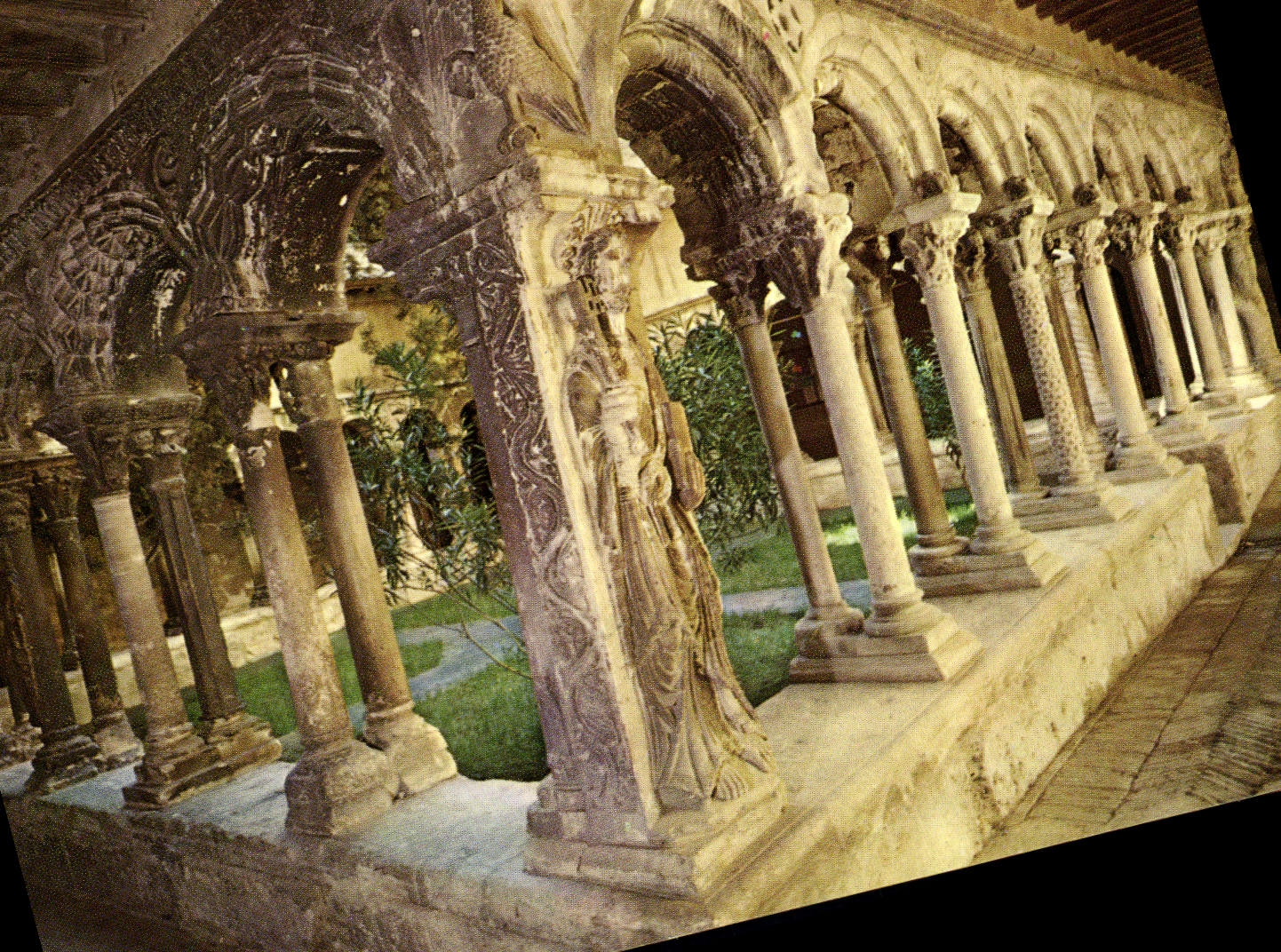CPM Aix en Provence Le cloitre Saint Sauveur